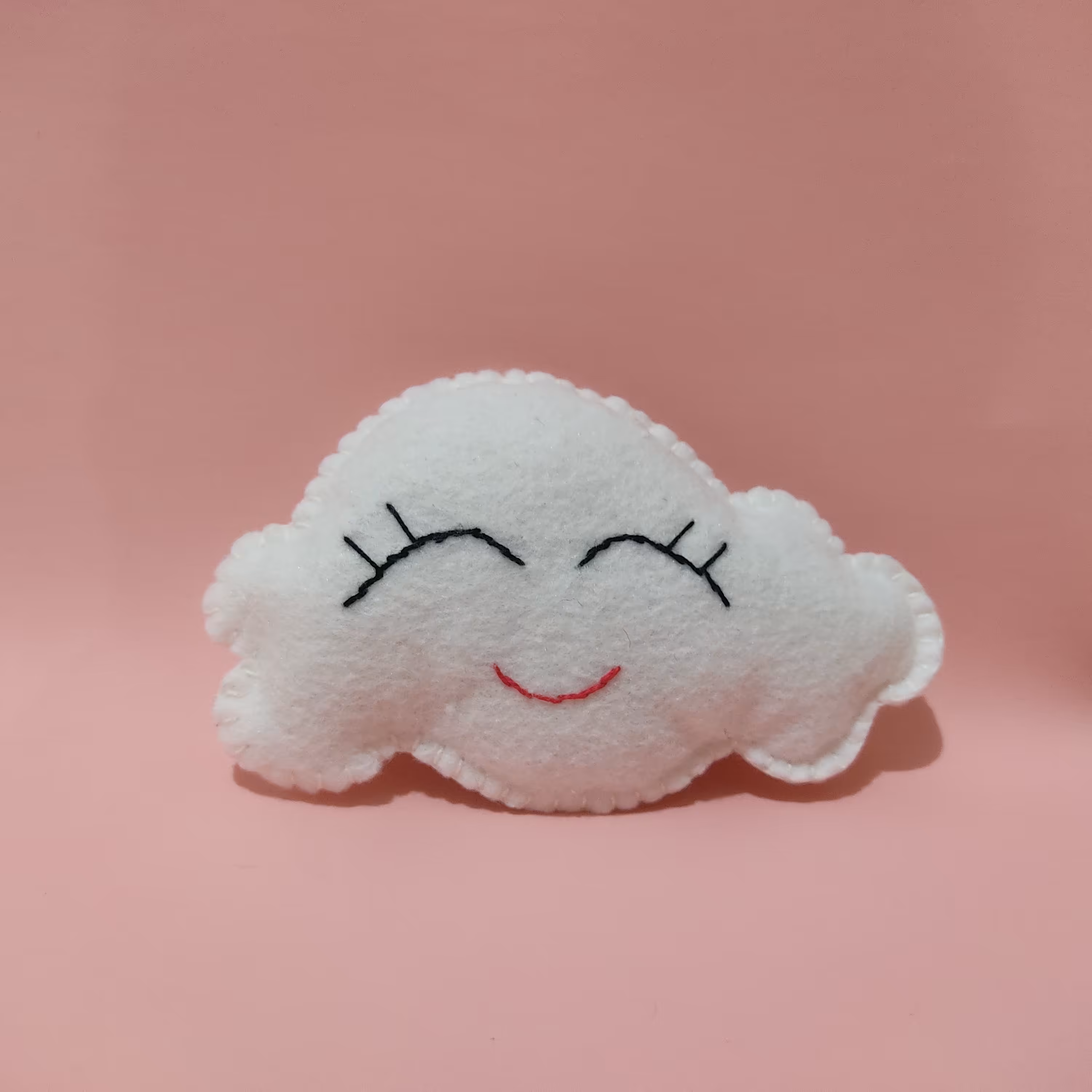  مگنت یخچال یا اسباب بازی و تزیین اتاق کودک «ابر خندان» ، کاملا دست دوز 