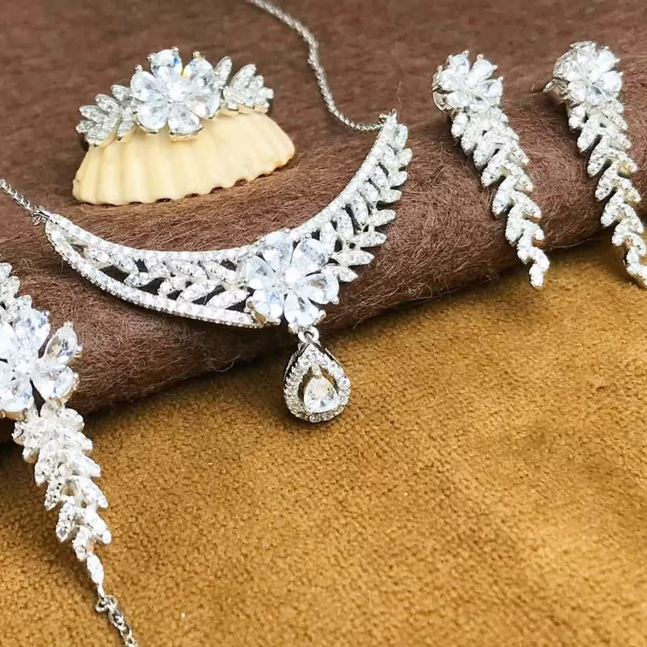 سرویس نقره فول ست جواهری 
نگین سفید
مخراج کاری ظریف وزیبا
ابکاری طلاسفید 
عیارنقره925ارسال رایگان 