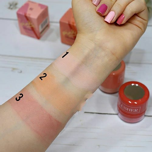 رژگونه پودری با سه رنگ صورتی آجری و قرمز با بافت بسیار طبیعی مناسب برای مصرف روزانه