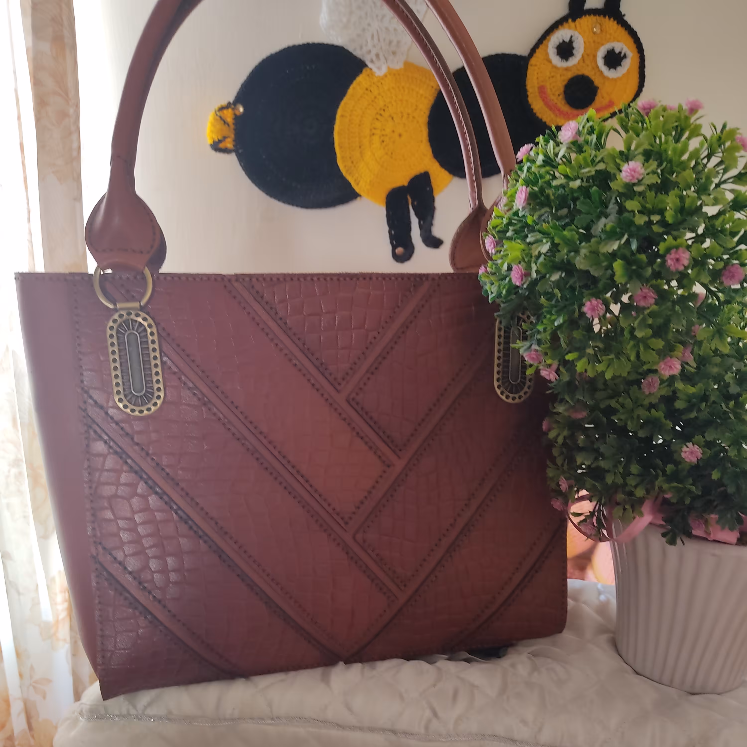 کیف دستی زنانه با تکه دوزی روی کار  و کاملا دست دوز و استر مخمل و بسیار زیبا 