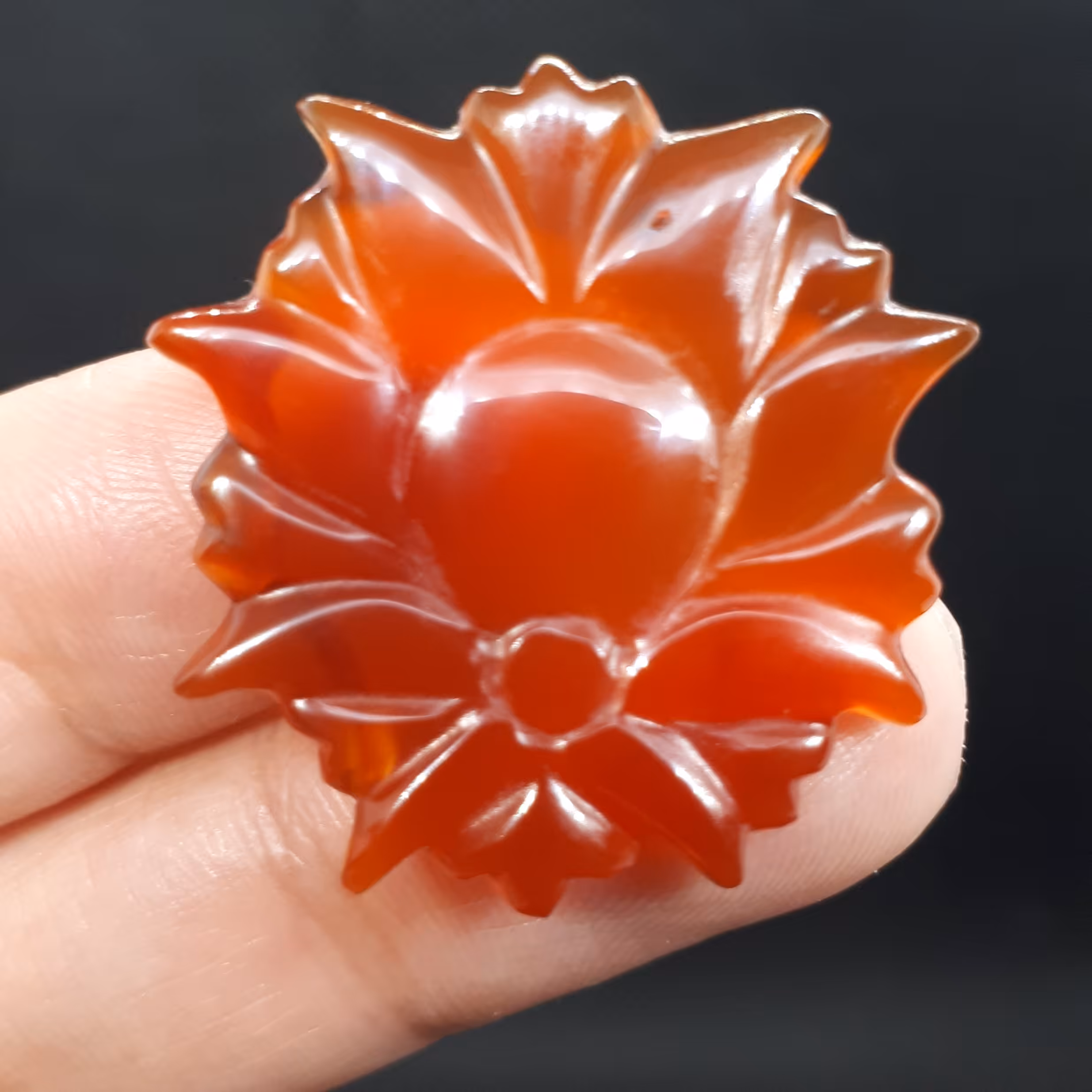 نگین سنگ عقیق سرخ طرح گل شاه عباسی خاص و بی نظیر