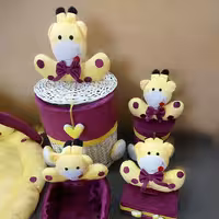 سبد لباس و سبد لوسیون  سطل زباله و جادستمالی مخمل تم زرافه آرکولند رنگبندی دارد