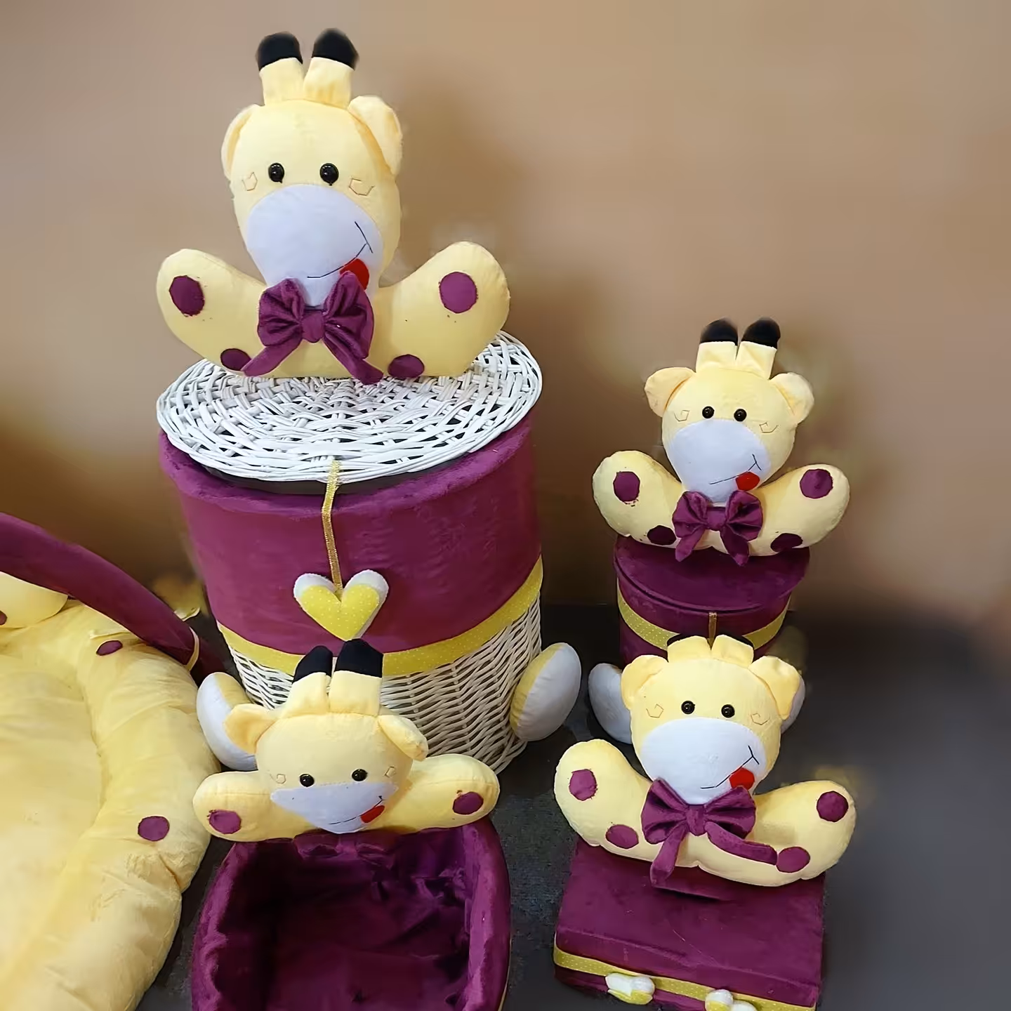 سبد لباس و سبد لوسیون  سطل زباله و جادستمالی مخمل تم زرافه آرکولند رنگبندی دارد