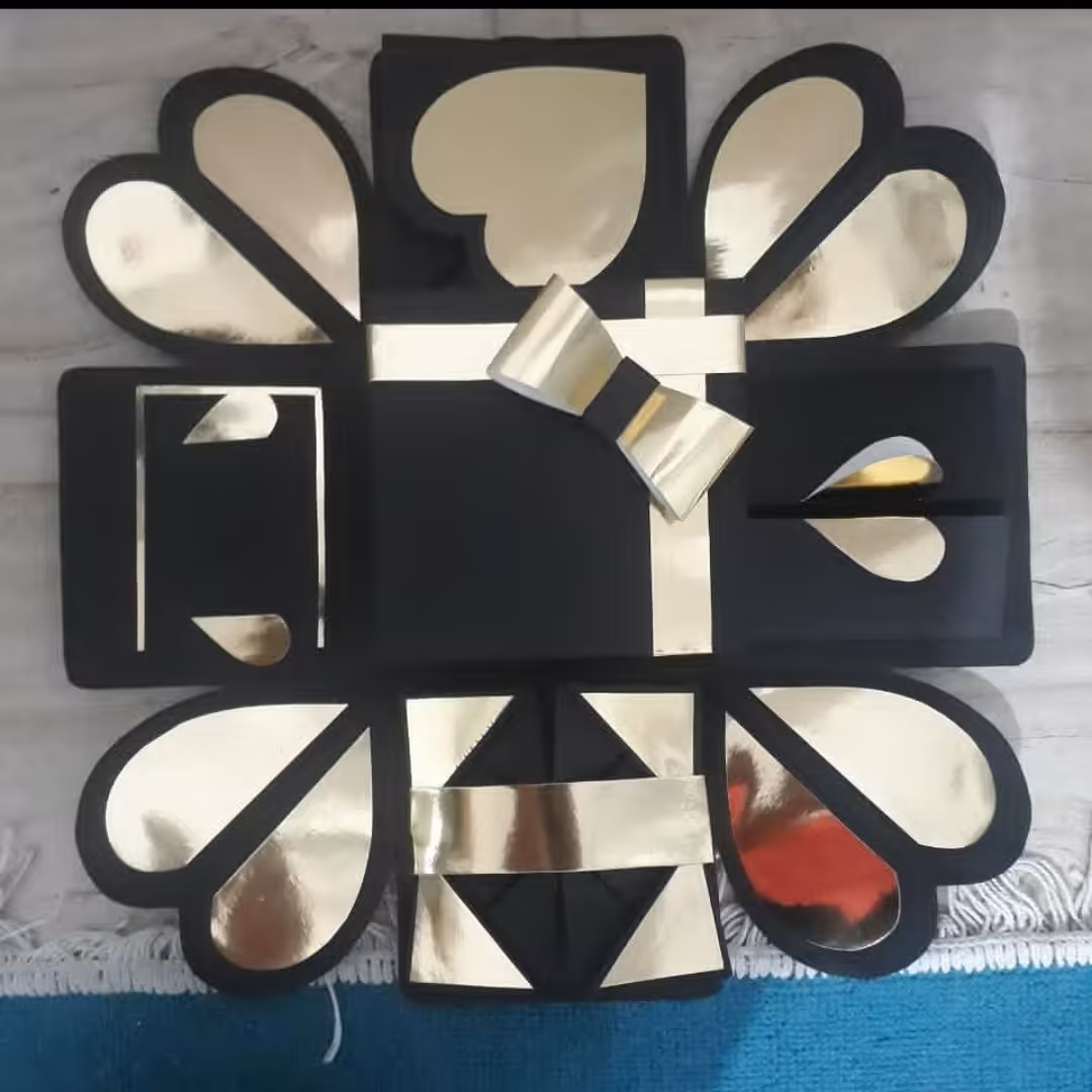 جعبه کادوی سورپرایز ی در ابعاد 17در17 و 15در15 در رنگ مشکی طلایی