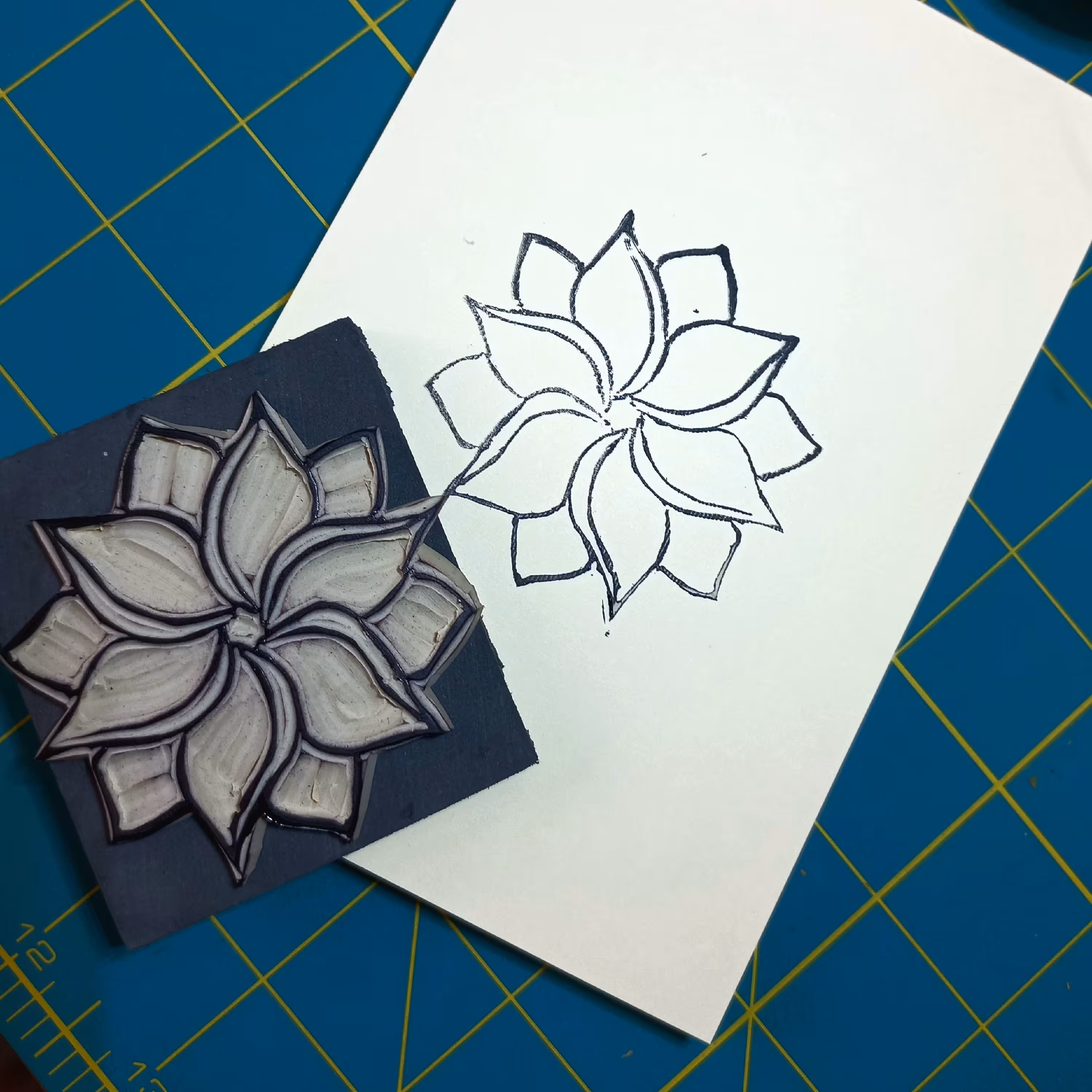 مهر لینو دستساز طرح گل درشت