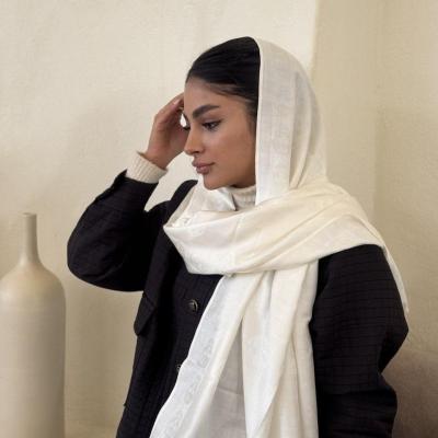 شال نخ ابریشم ژاکارد قواره 185 در 65 رنگ سفید شیری