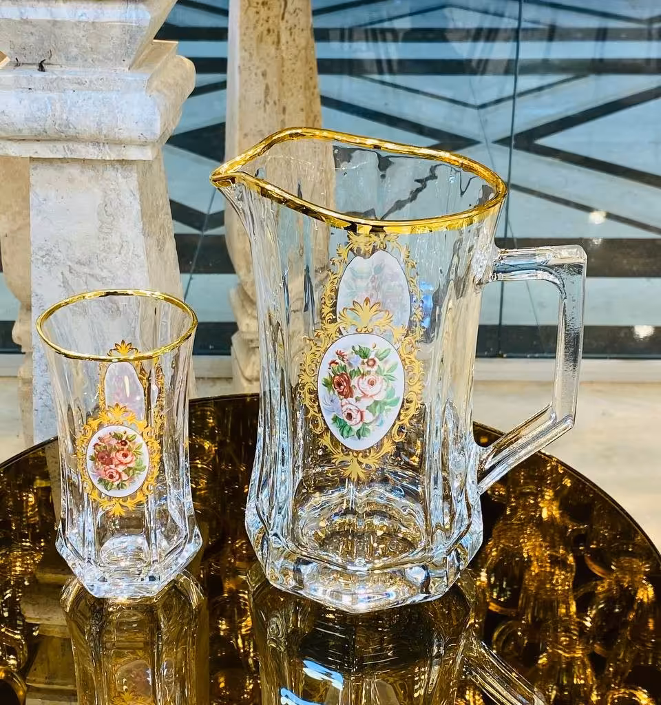 پارچ و لیوان گل رز