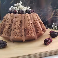 کیک موز و شکلات  بافتی نرم و پنبه ای که به عزیزانی که عاشق موز هستند پیشنهاد میشه حتما امتحان کنند