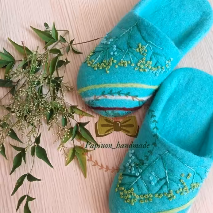 رنگ فیروزه ای دمپایی نمدی 