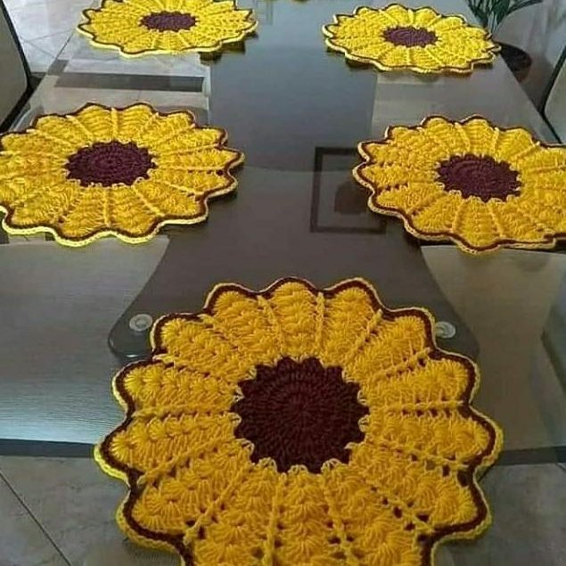 زیر قابلمه ای(رومیزی) آفتابگردون درغرفه بافتنی های ثنا