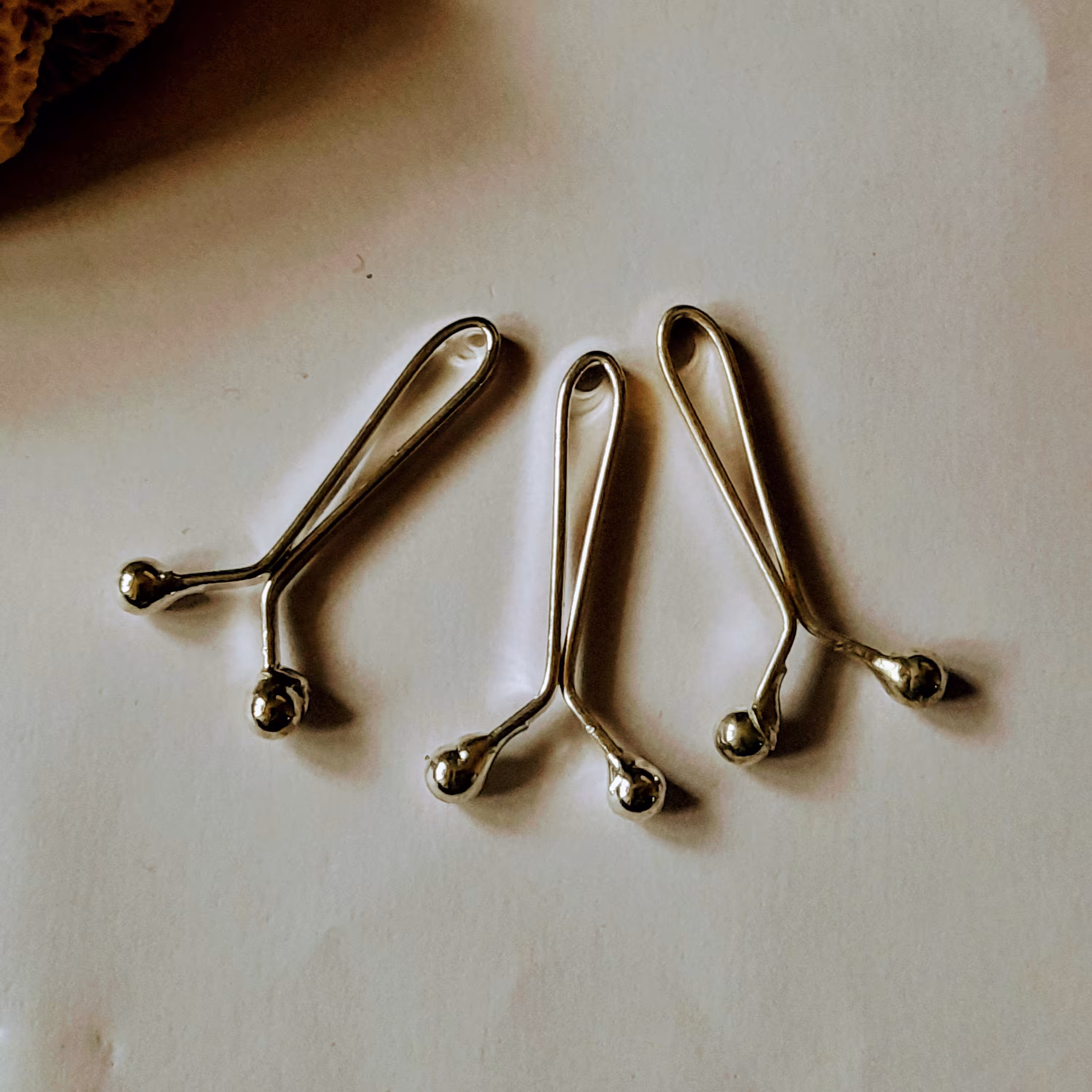 گیره روسری عمده دو شاخ ساده رنگ نقره ای سرگرد پک 10تایی 