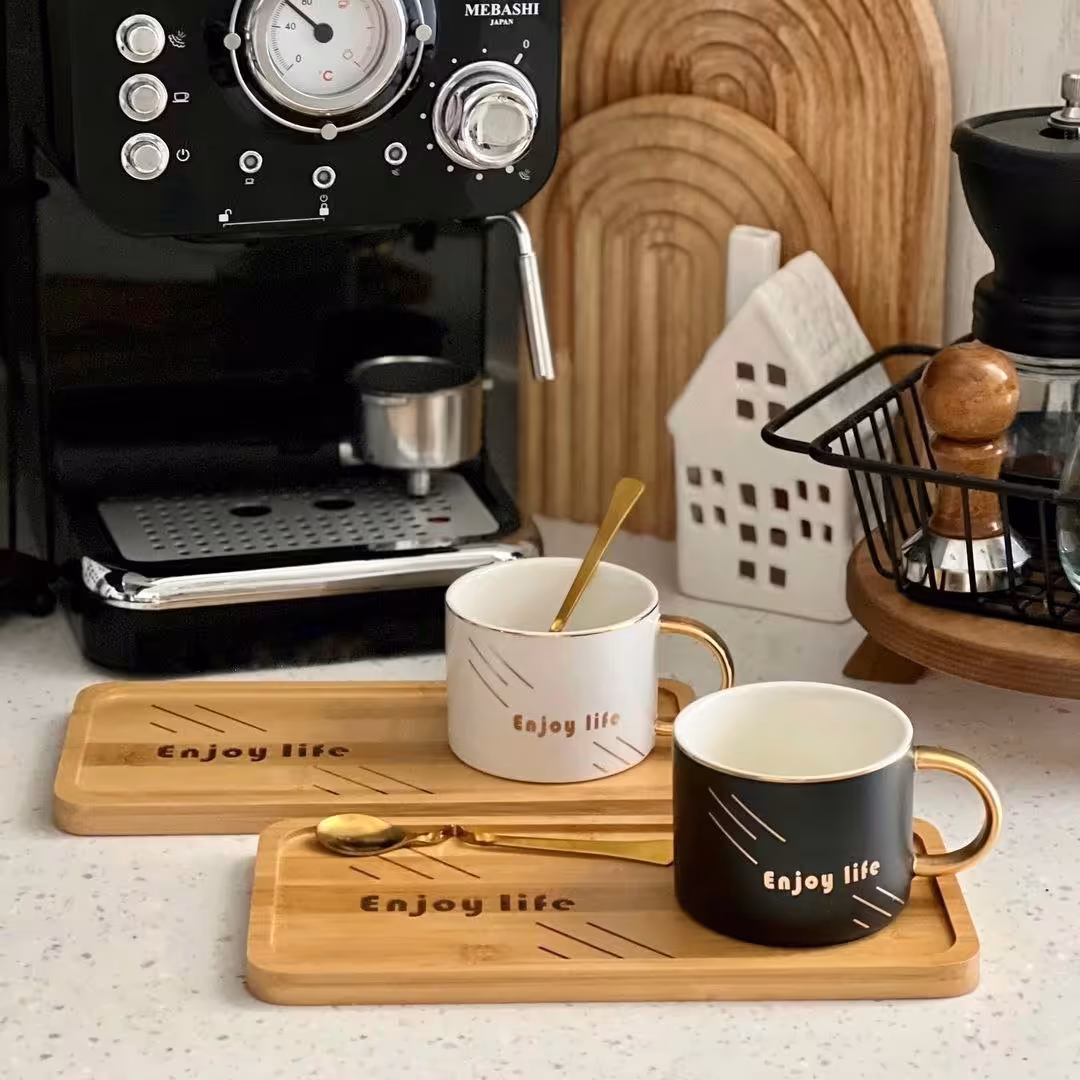 ماگ سینی دار کلاسیک،  سینی چوبی به ابعاد 12*24، ارتفاع ماگ 6/5، سرامیک درجه یک،  4 رنگ،  وارداتی