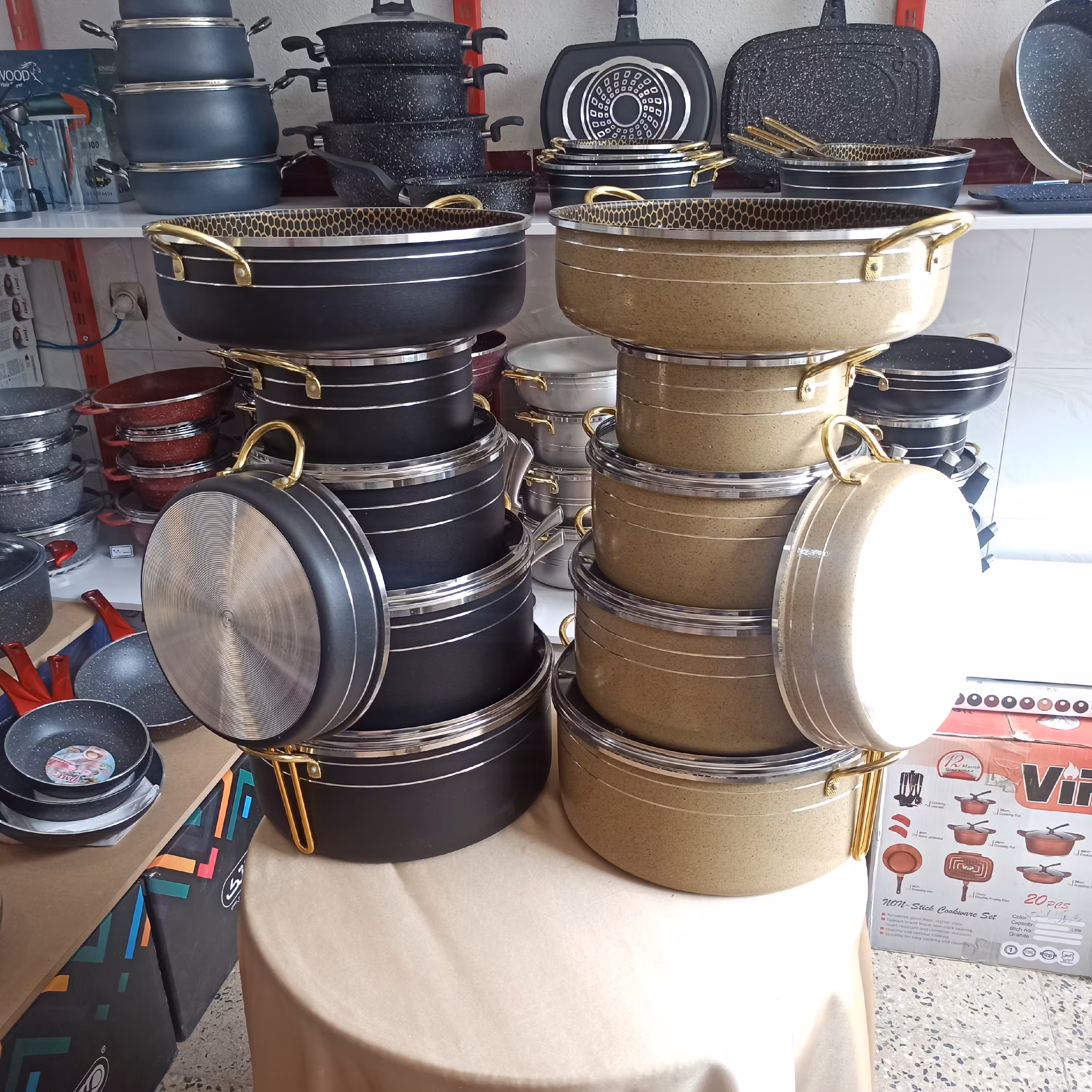 سرویس قابلمه زنبوری 10 پارچه با روکش بیرونی تفلون نسوز و دسته های طلایی 