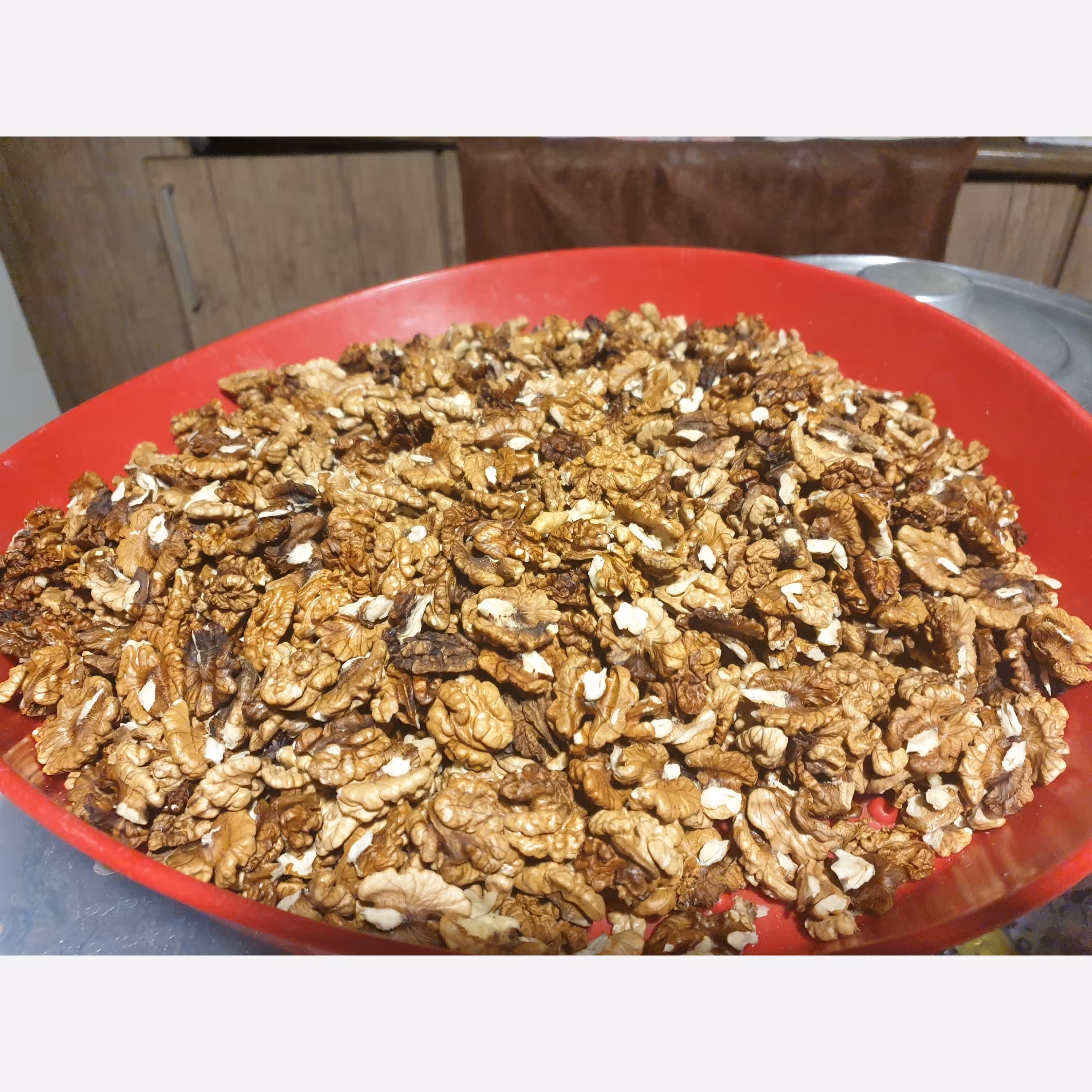 مغز گردوی درهم تازه و خوش طعم امسالی بر حسب سفارش شکسته میشه و به روز نیم کیلویی 