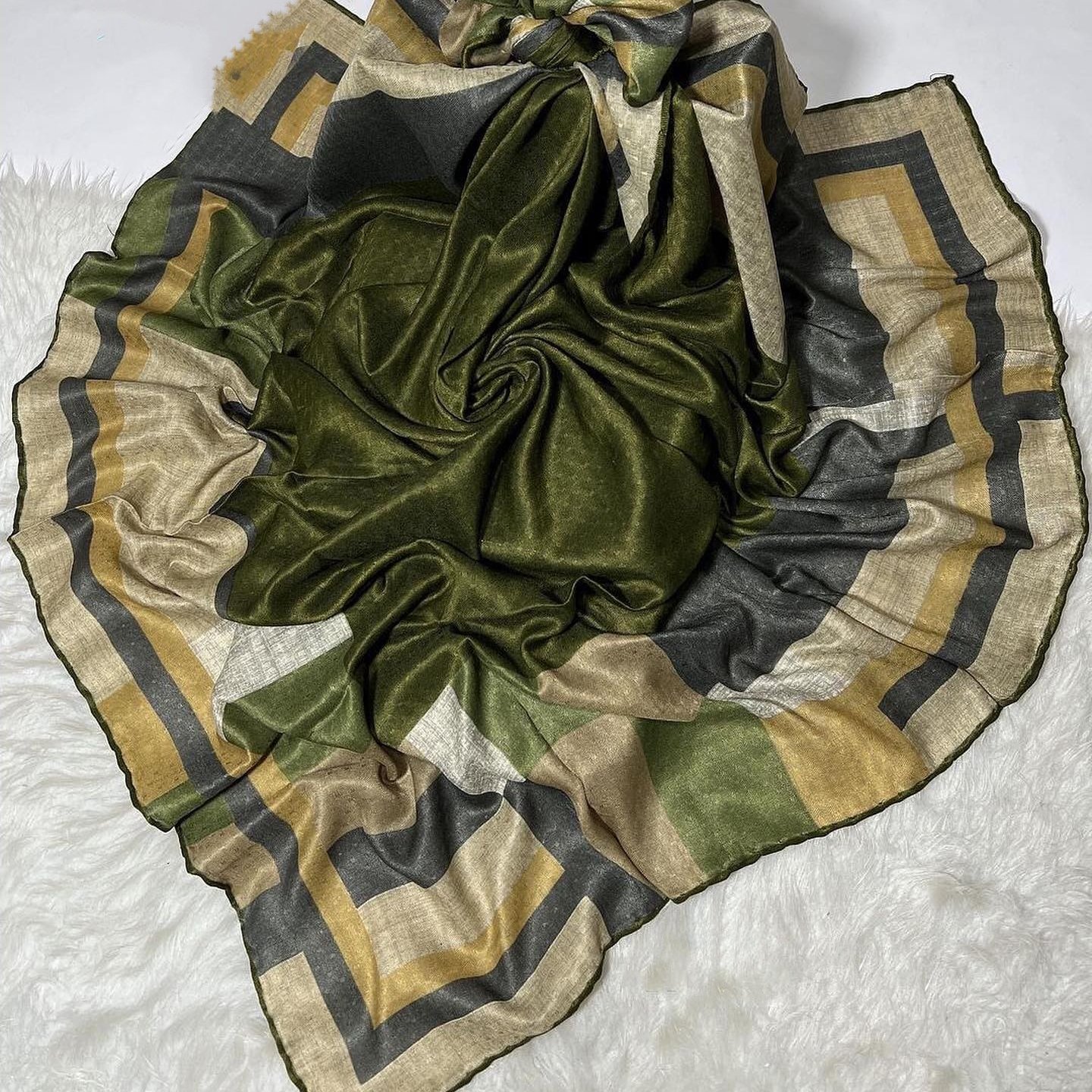 روسری نخی حاشیه دار سبز