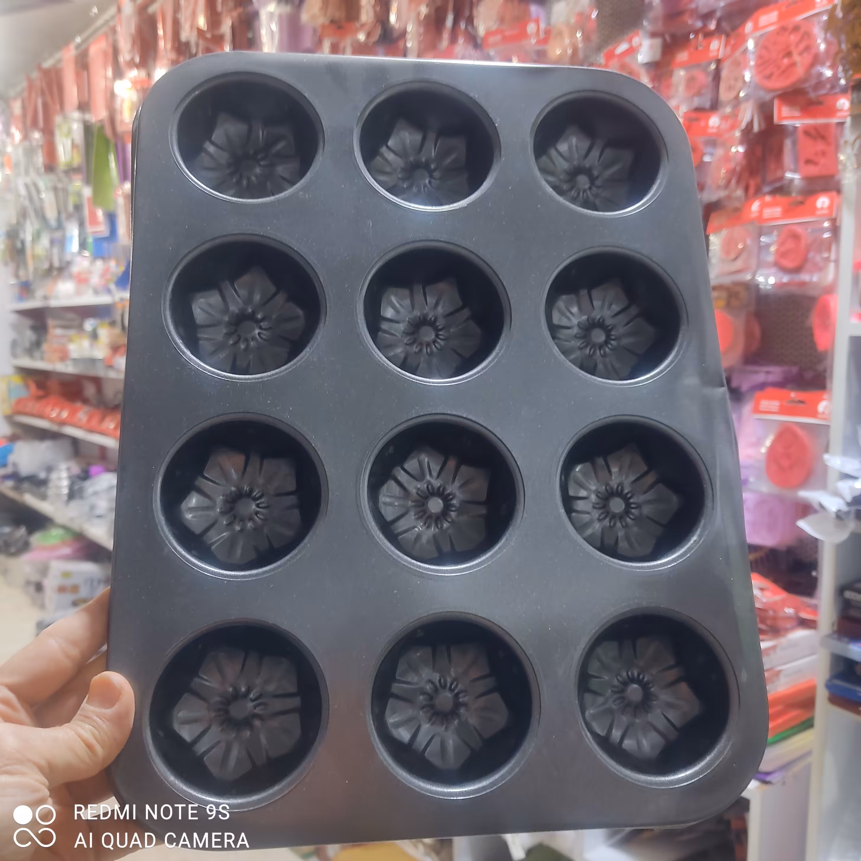 قالب مافین 12 تایی طرح دار معیوب ( عیبش اینه که توی بار ضربه خورده)