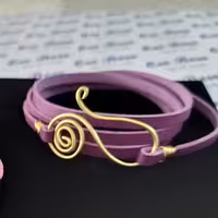 دستبند چرم رنگی با پلاک دست ساز از جنس مفتول برنج 