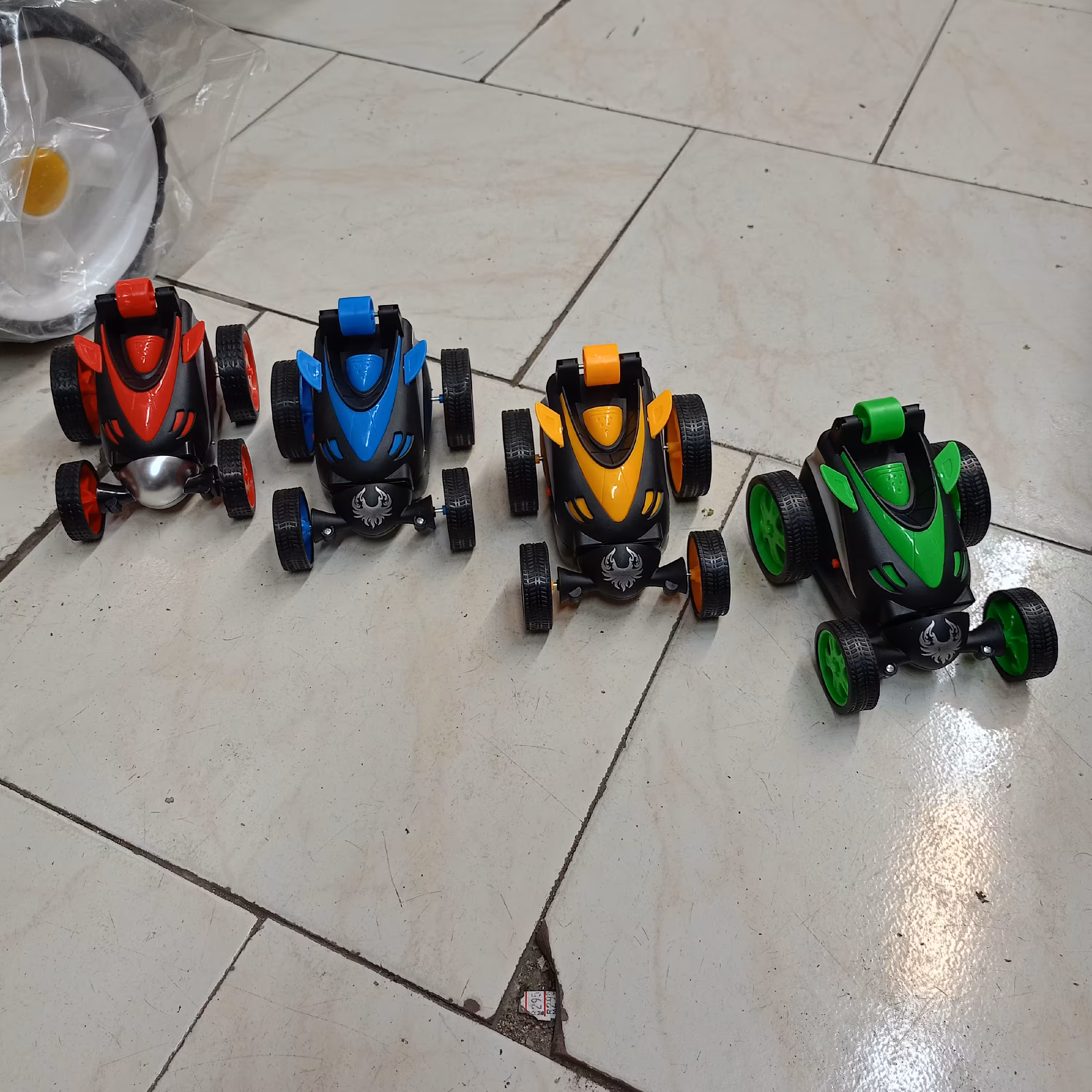 لوازم سیسمونی و اسباب بازی ماشین کنترلی دیوانه چهار کاناله در سایز کوچک باطری خور