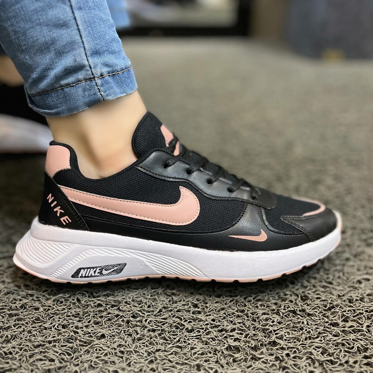 کتونی نایک زنانه دخترانه ونس کفش اسپرت اسپورت نایکی NIKE لژدار لژ دار طبی شیک سبک راحت راحتی سفید مشکی طرحدار
