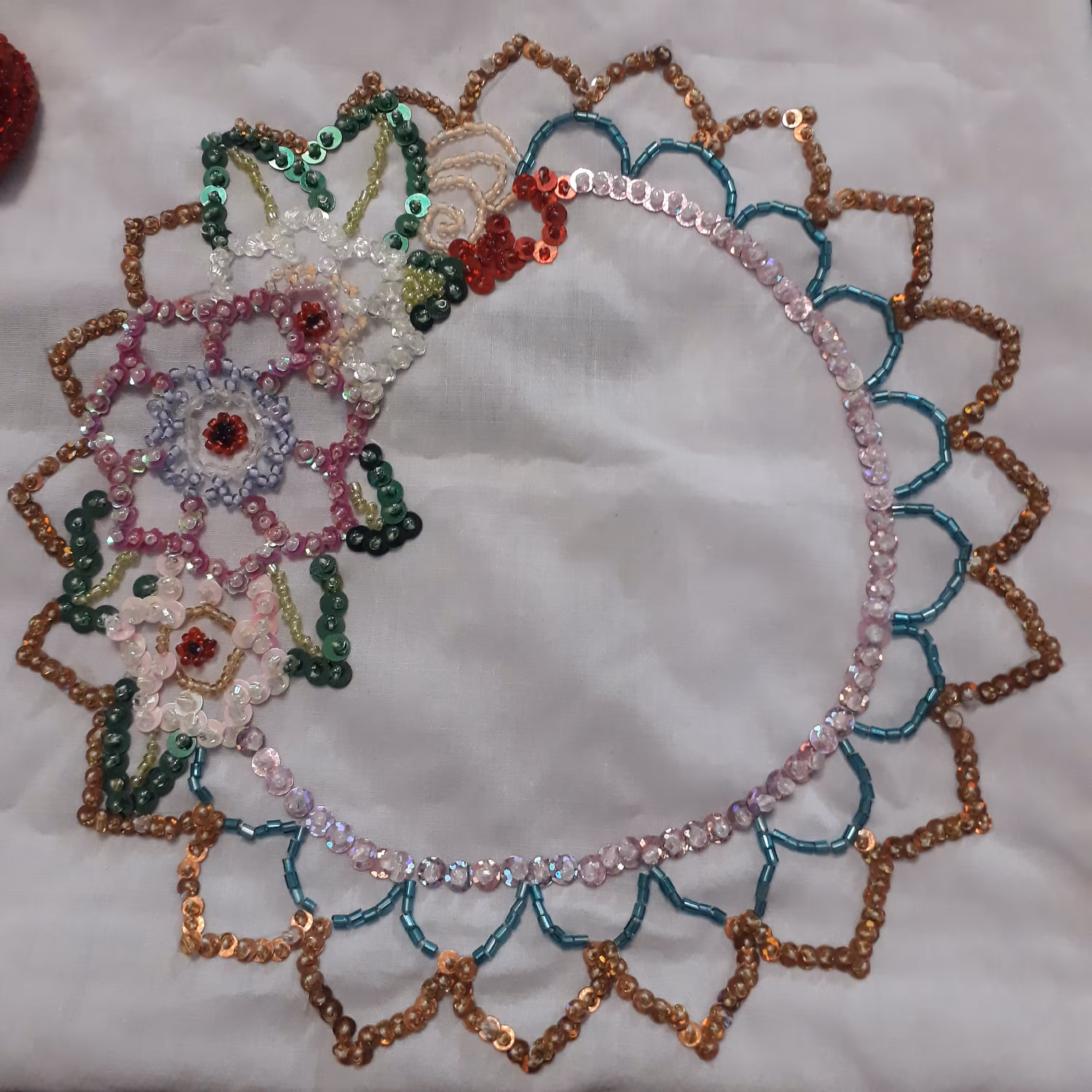 رومیزی منجوق دوزی و پولک دوزی 