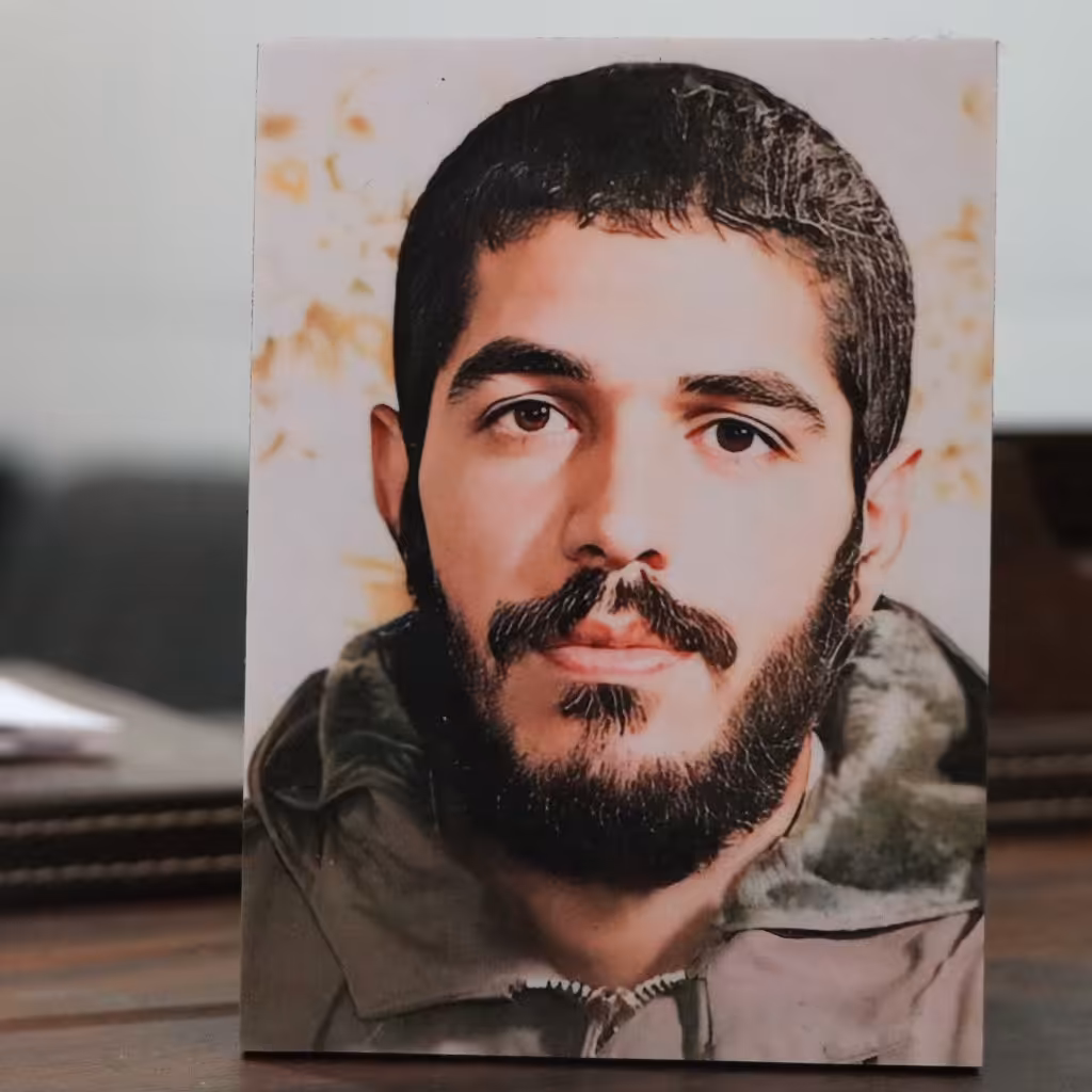 قاب شاسی عکس کوچک شهید ابراهیم هادی( طرح دلخواه شما هم پذیرفته میشود)