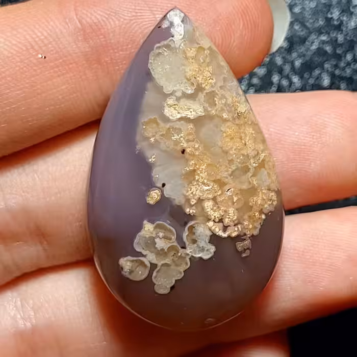 عقیق شکوفه زمینه ی سوسنی با برش اشکی شکل کدM64