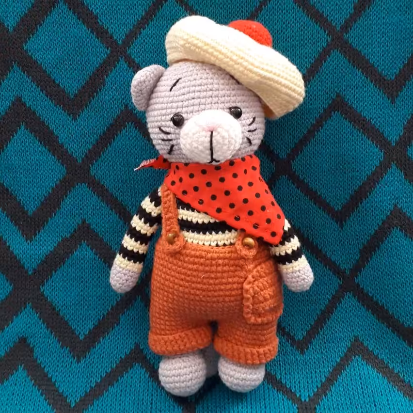 عروسک گربه شوالیه دست بافت سوتک دار بافته شده با کاموا ترک