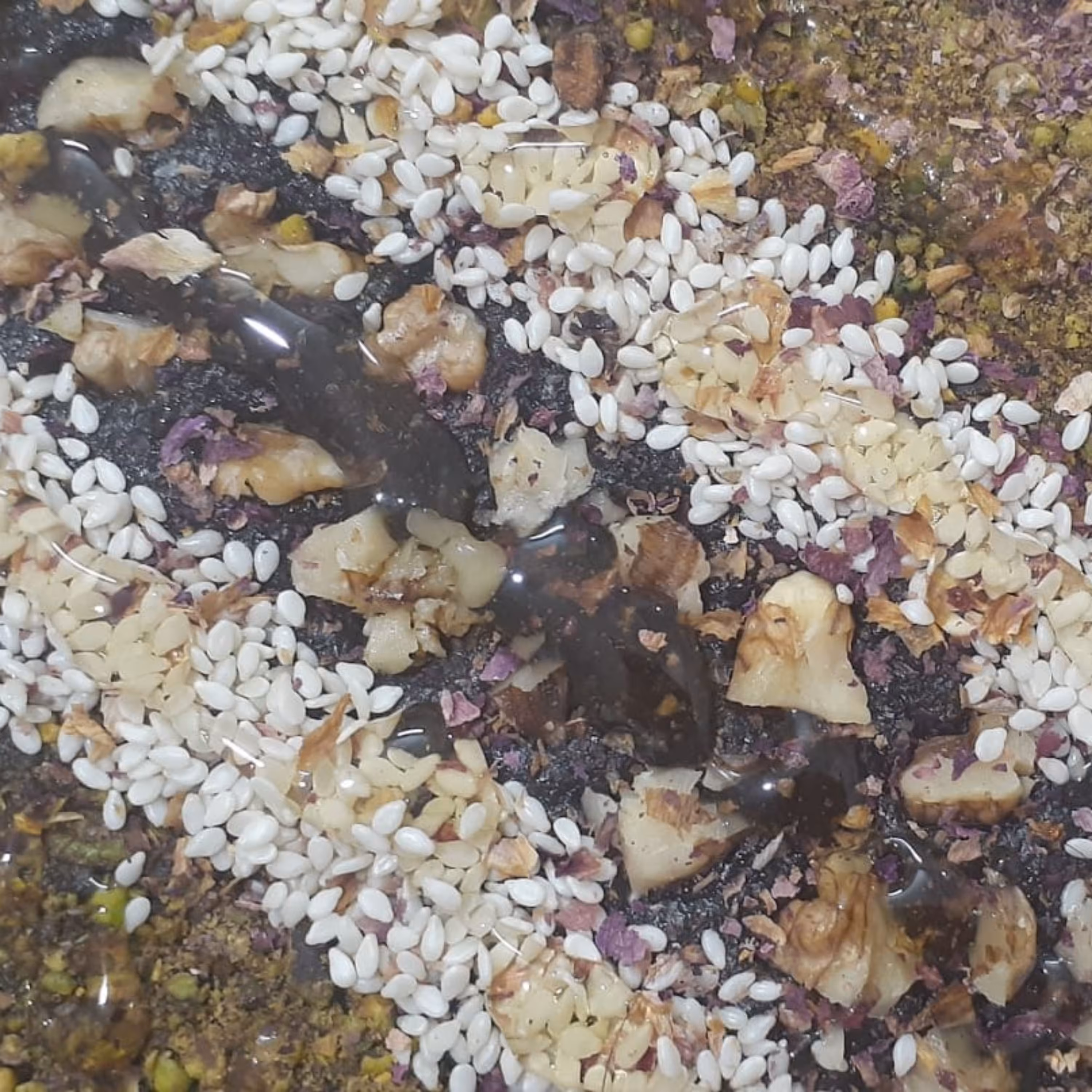 حلوا سیاه تزیینی عسلی مغزدار مخصوص  ( 1 کیلویی )