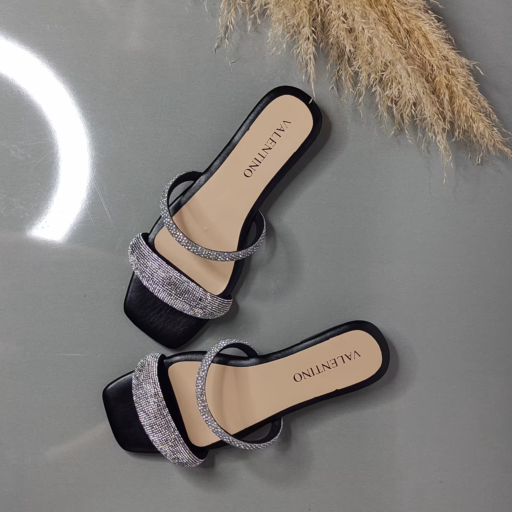 صندل نگین دار دخترونه.فوق العاده خوش پا.رنگ سفید و مشکی