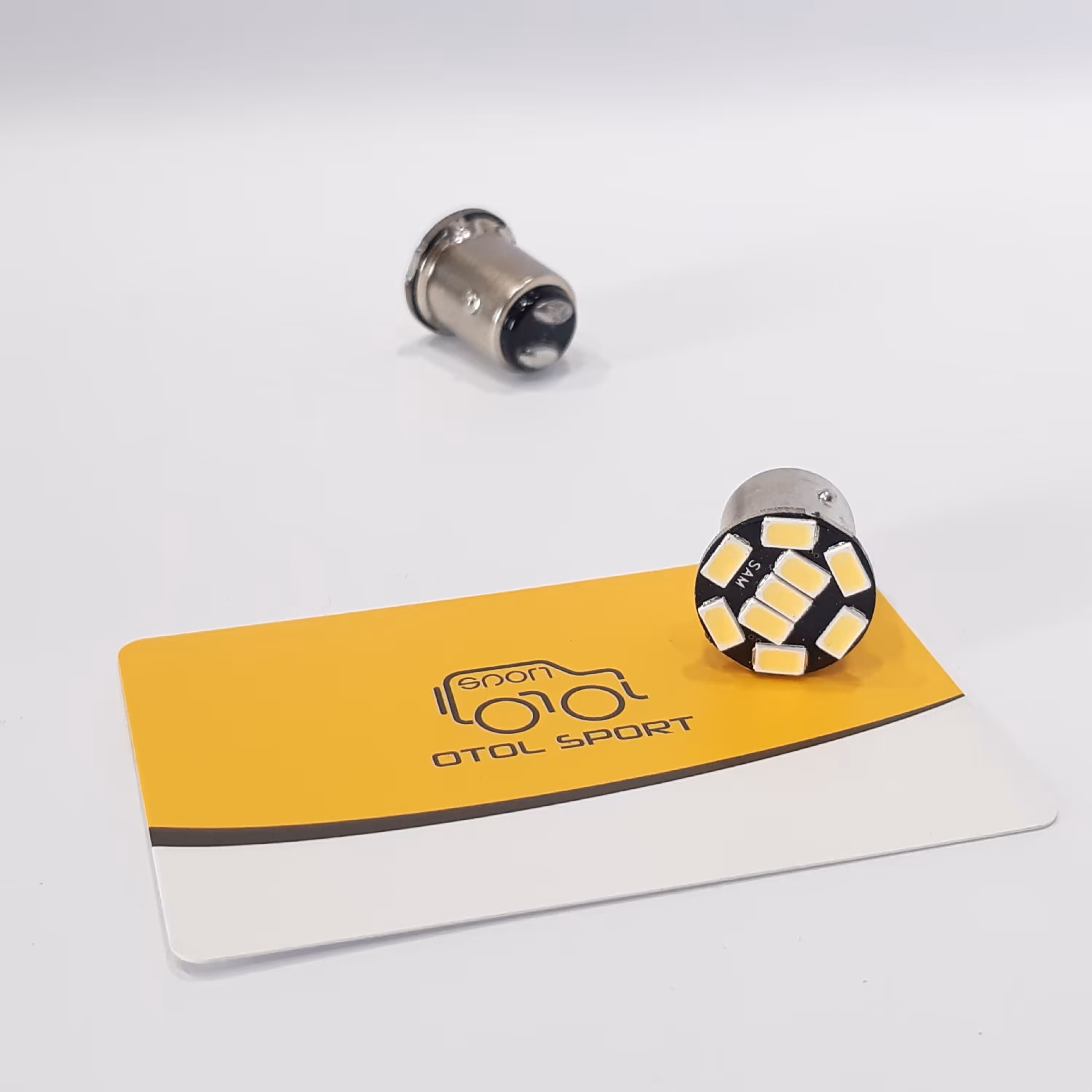 اس ام دی 2 کنتاکت  ( فندقی 2 کنتاکت) رنگ نور سفید در بسته بندی 2 عددی