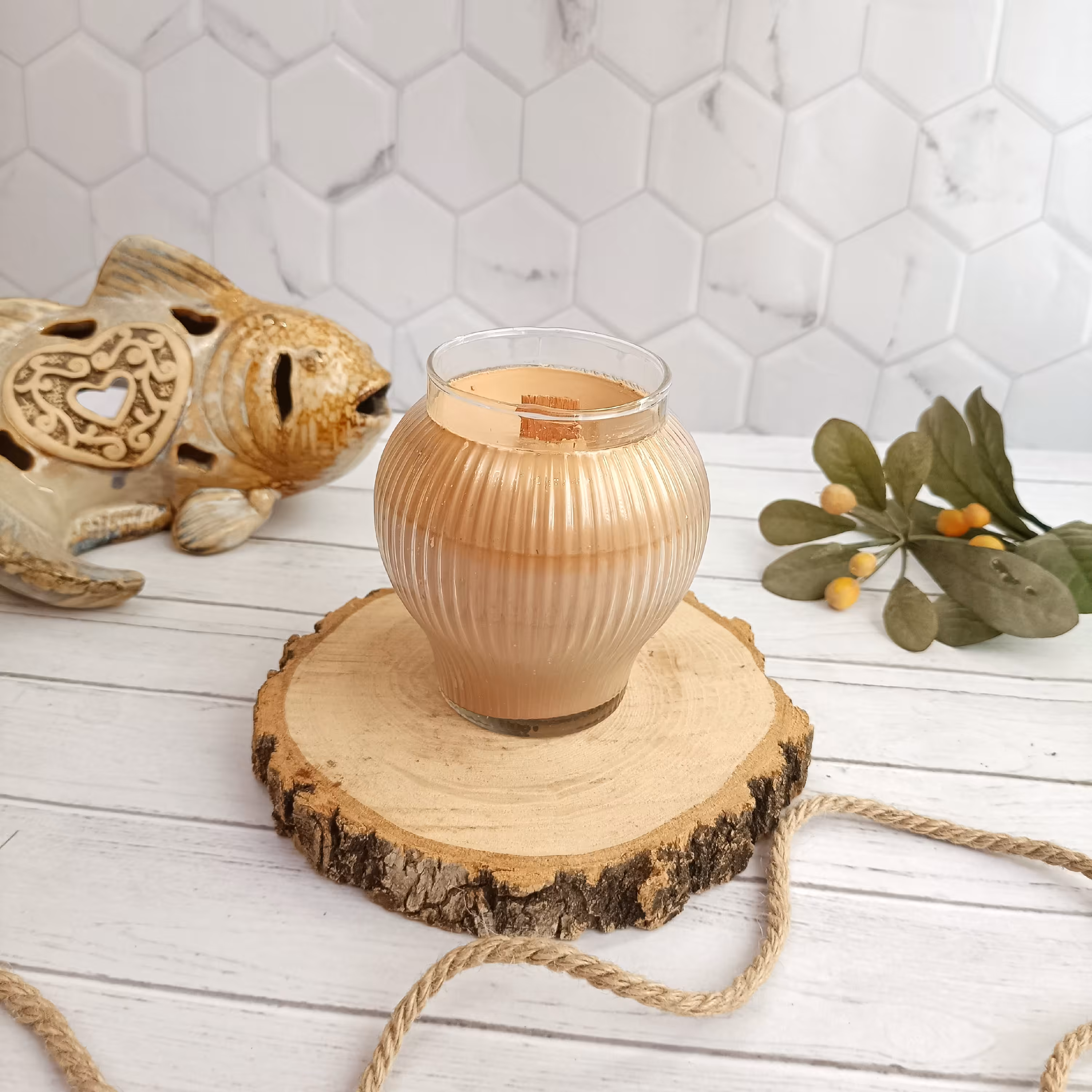 شمع لیوان خمره ای شیار دار عطری با فیتیله چوبی