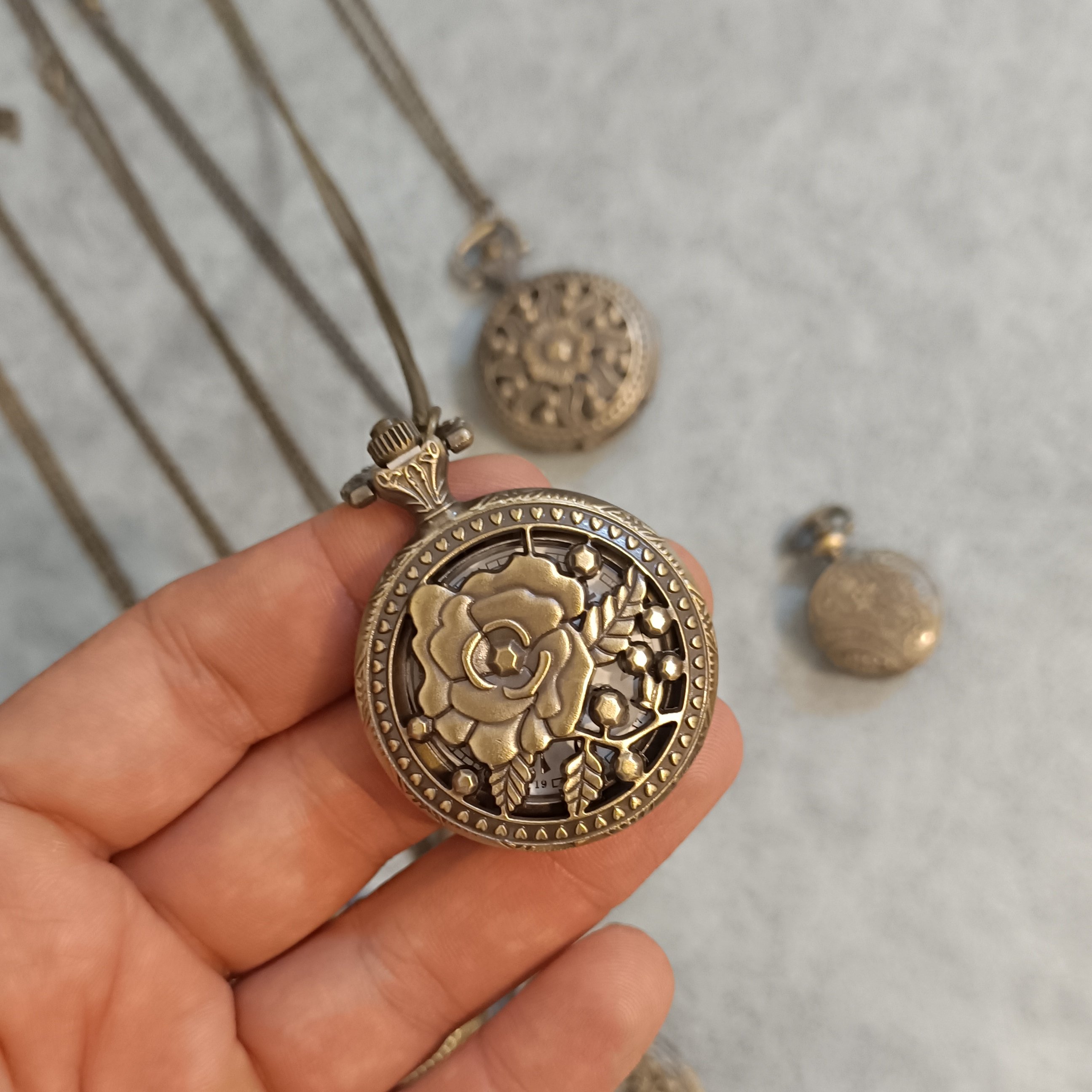 ساعت گردنبندی و جیبی به همراه زنجیرs2