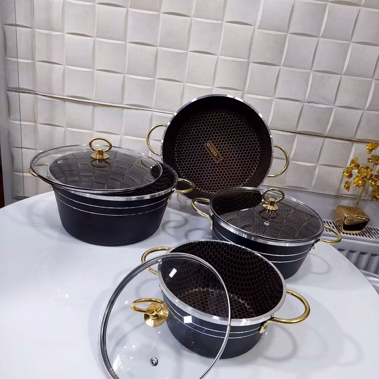 سرویس قابلمه 7پارچه اسبیکو دسته طلایی کف زنبوری گرانیتی همراه با ضمانت نامه یکساله داخل سرویس 