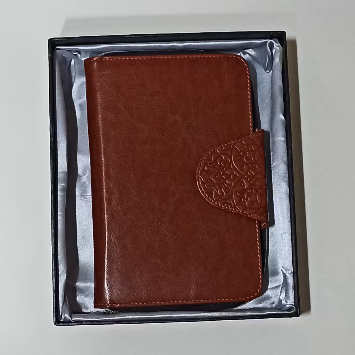 دفتر یادداشت با کیف چرمی مدل کلاسوری داخل هارد باکس کادویی 