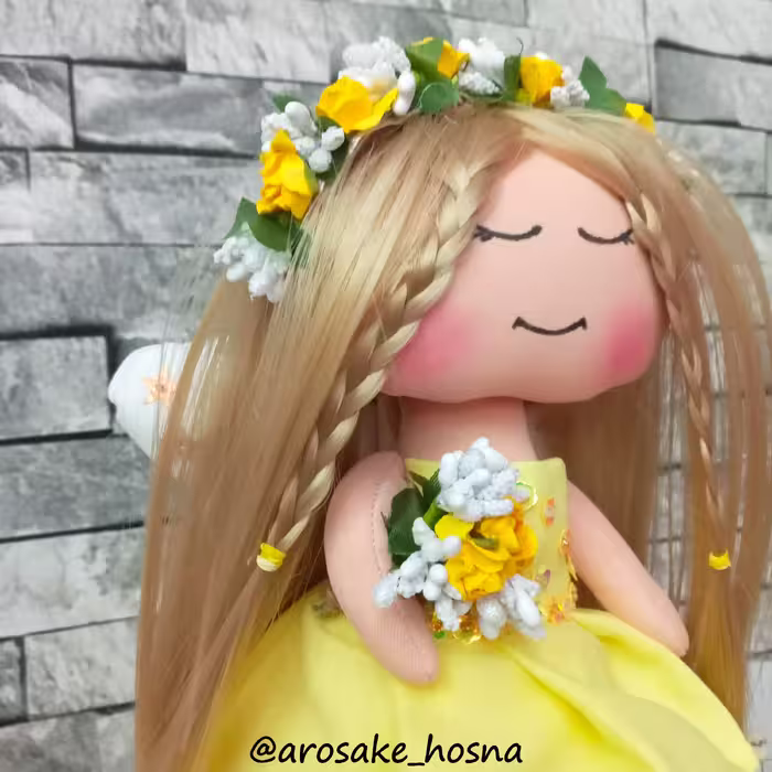 عروسک فرشته آرامش تم زرد  همراه پایه دکوری شیک و خاص مناسب سیسمونی و تزیین اتاق عروس