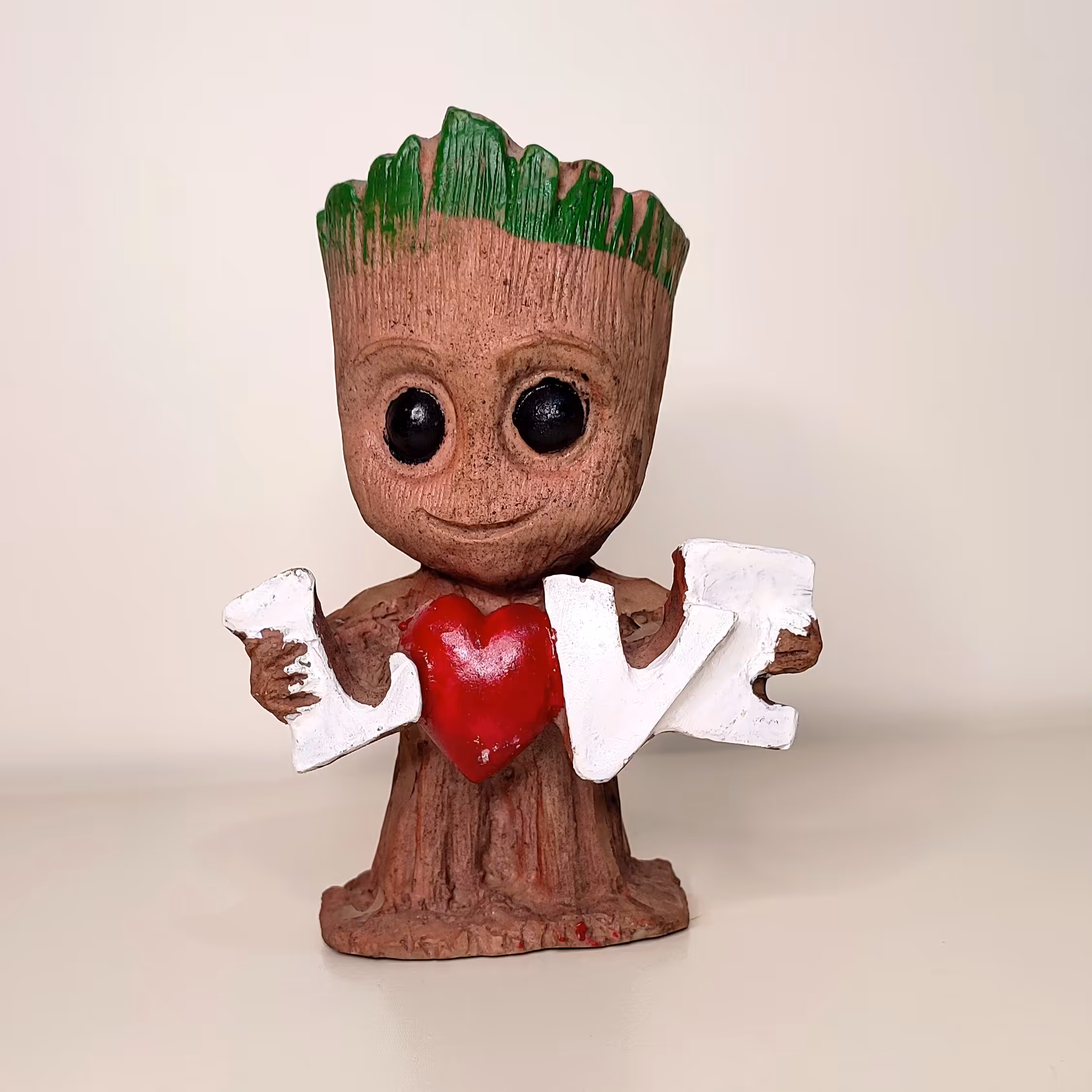 گلدان گروت طرح لاو میتونید داخلش گل بکارید یا به عنوان جامدادی استفاده کنید. 
 ارتفاع 15و قطر 6 سانت 
