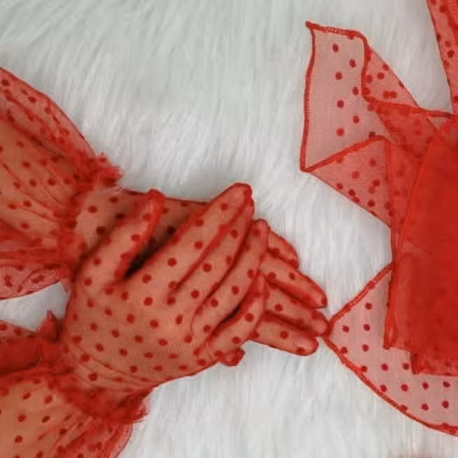 مینی اسکارف و دستکش توری قرمز