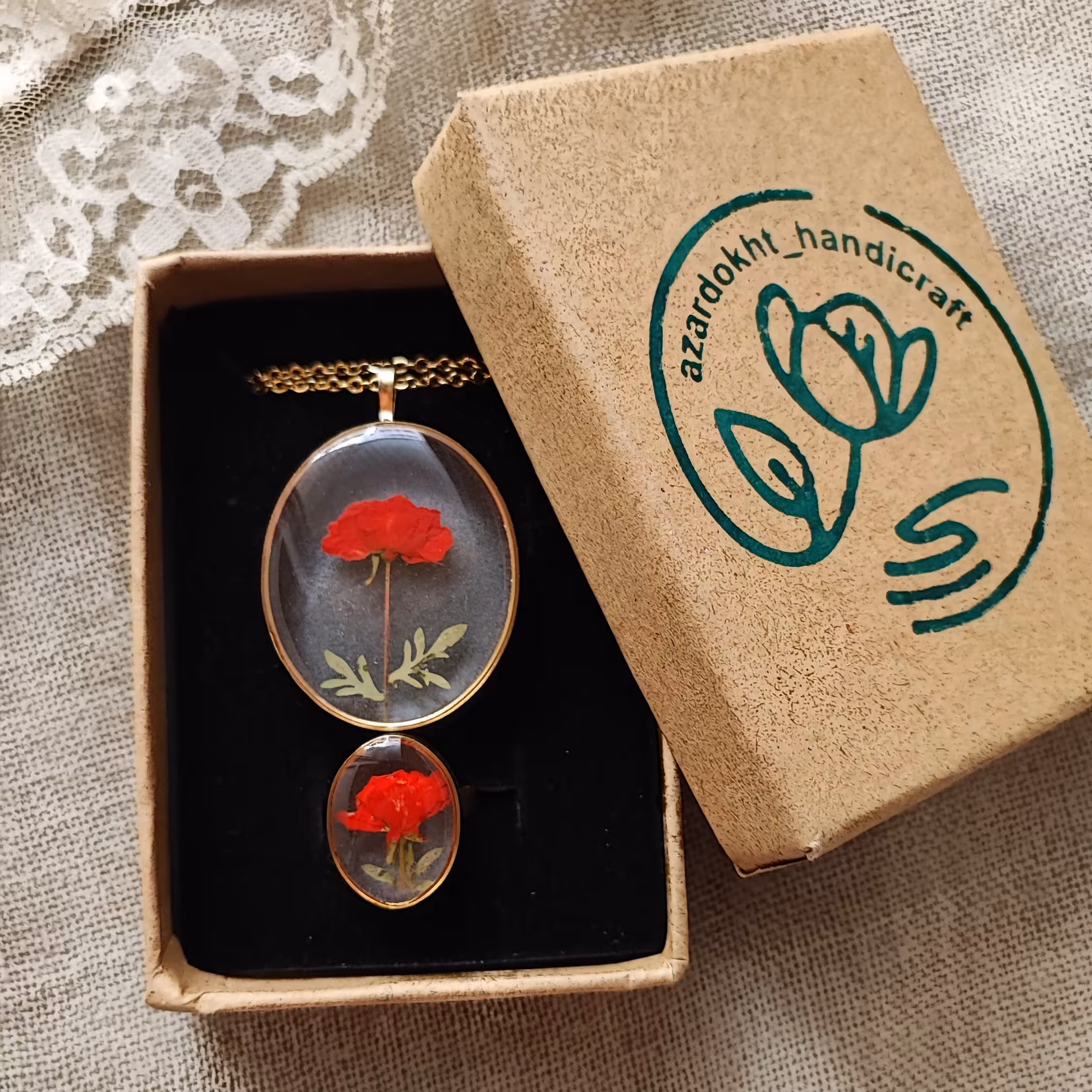 نیمست گردنبند و انگشتر با گل طبیعی و زمینه شبتاب فریم و زنجیر استیل رنگ ثابت  