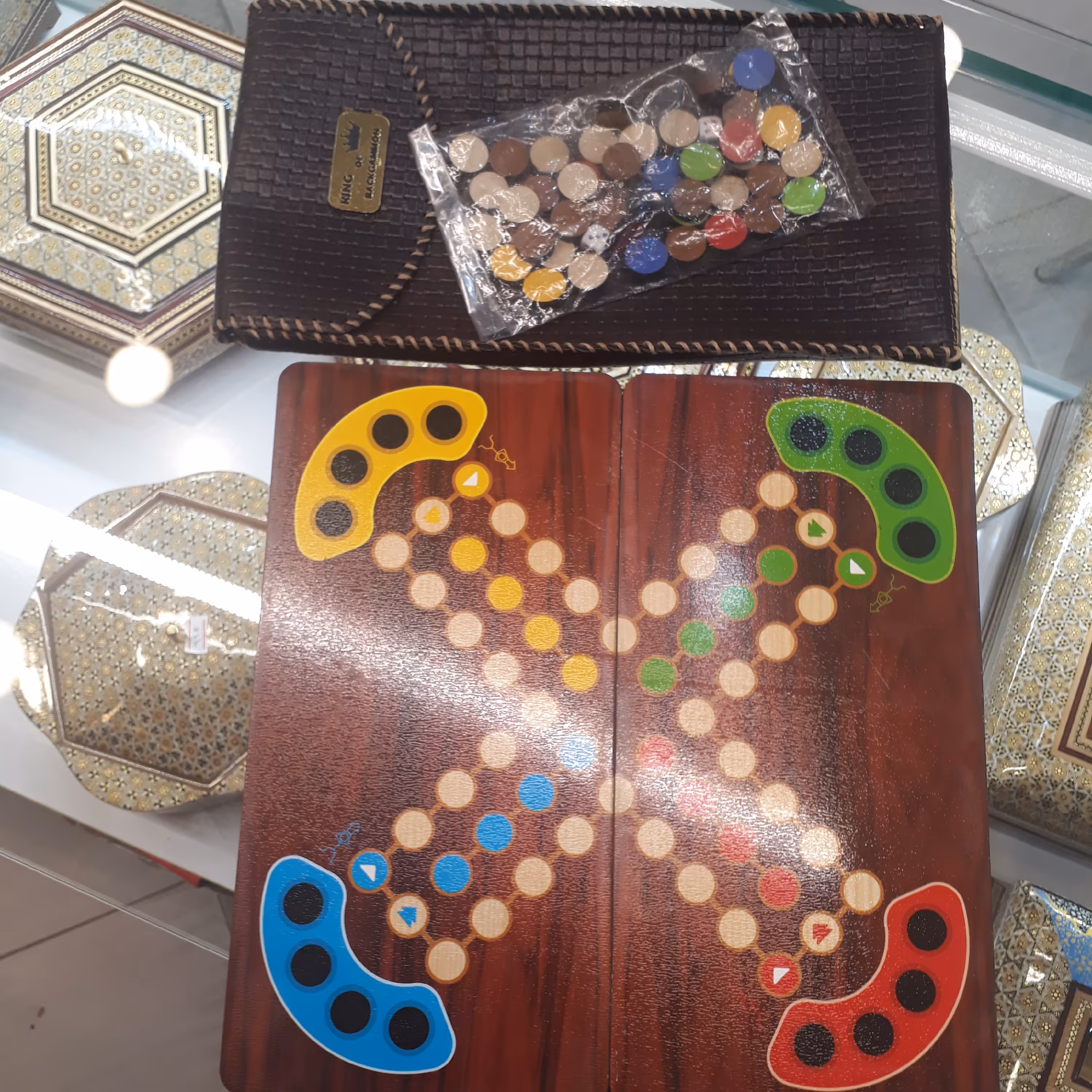 منچ چوبی مناسب برای دورهمی و سر گرمی دارای کاور 