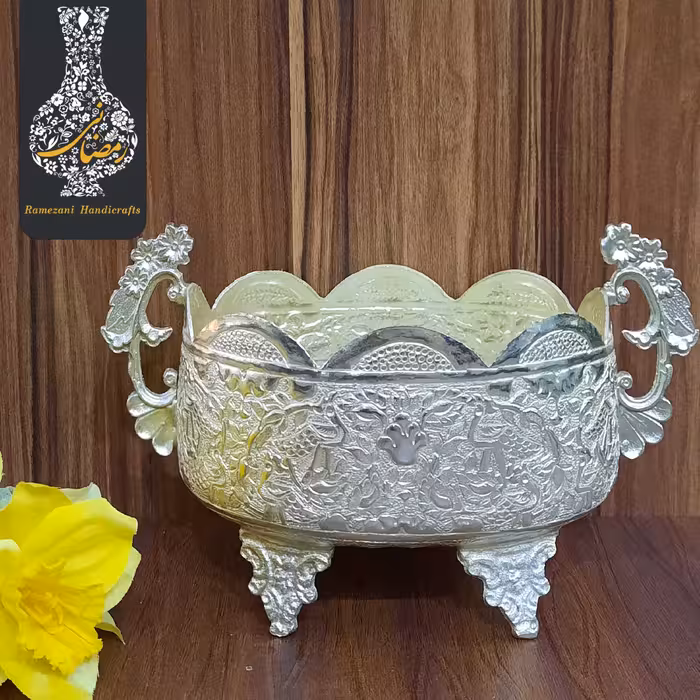 قلم زنی بیضی چکشی دستساز پایه دار  قلم گل و طاووس  اعلاء سفید طرح نقره شماره 1