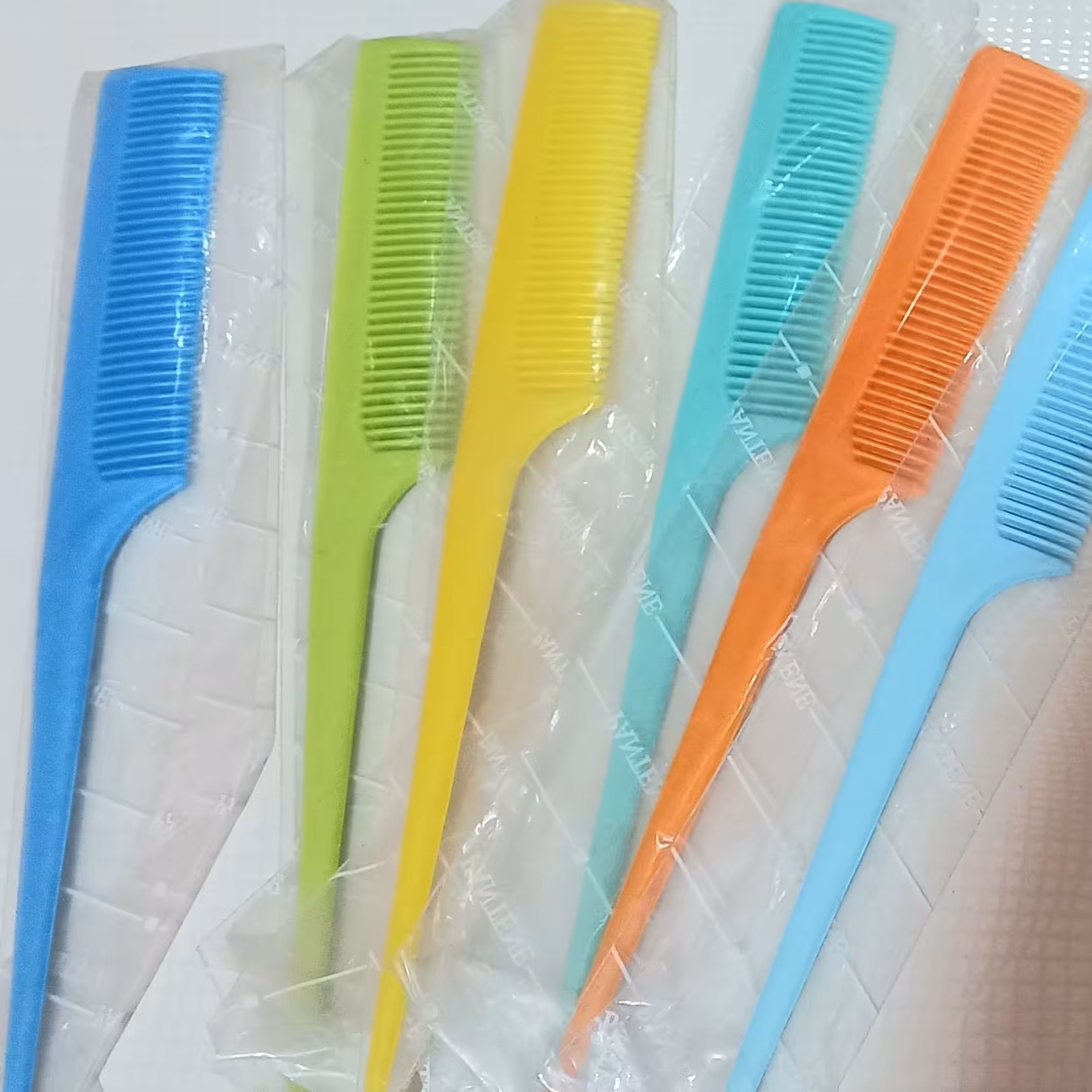 شانه تقسیم دم باریک در رنگبندی زیبا