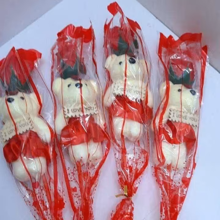 شاخه گل رز قرمز و خرس ولنتاین