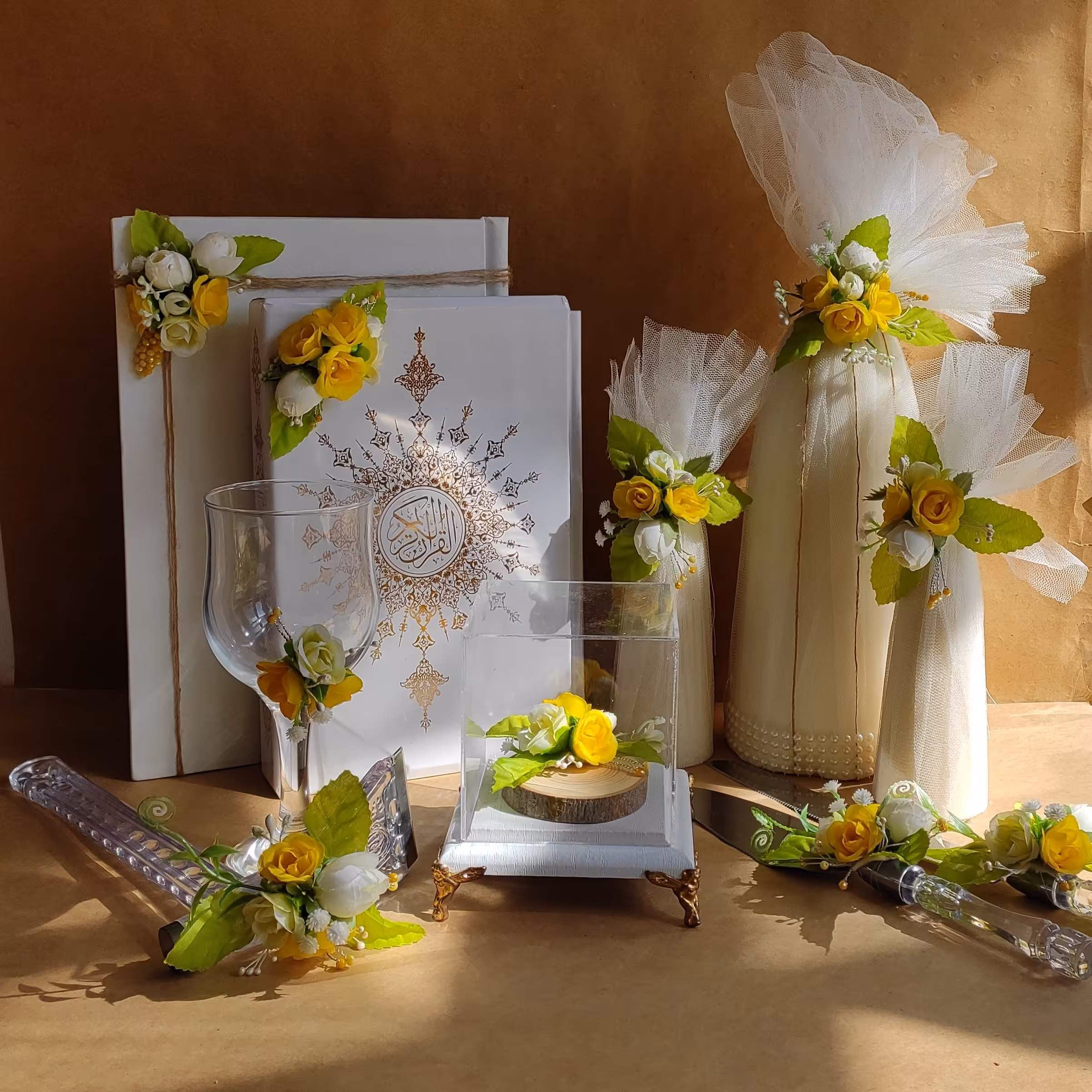 ست بله برون و عقد  سفید و زرد با گلهای وارداتی زیبا و با کیفیت شامل دفتر بله برون و قرآن عروس و قندساب و جای حلقه و ...