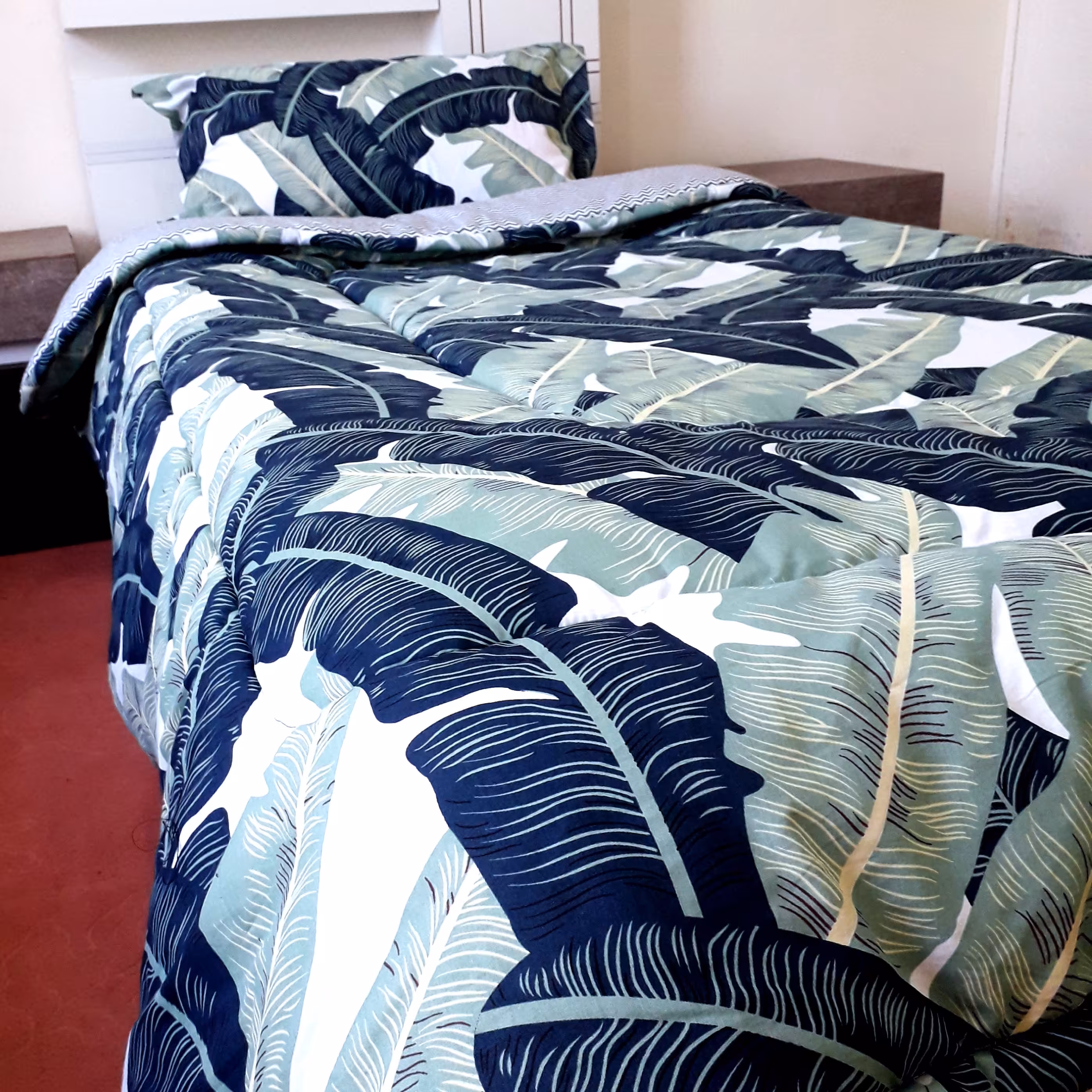 سرویس روتختی یک نفره شامل یک لحاف به ابعاد 160&240یک دورکش90&200 و یک رو بالشتی به ابعاد 50&70