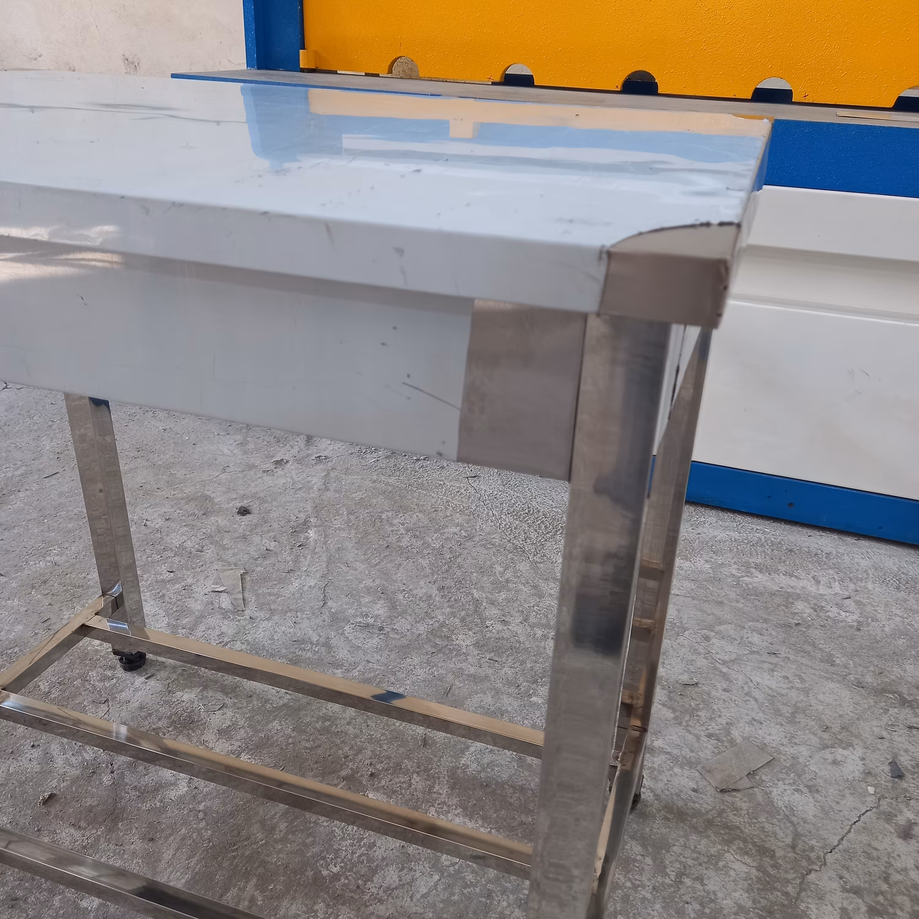 تولید کننده انواع میزهای استیل ساده و طبقه دار و سینک های صنعتی