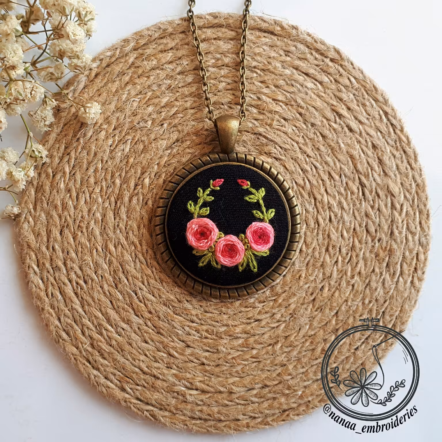 گردنبند یا رومانتویی گلدوزی شده با دست،با قاب فلزی و زنجیر 70 سانتی،طرح جنّات