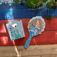 آینه چوبی و جای لوازم آرایشی طراحی شده با دست و رنگ اکریلیک قابل تمیز کردن با دستمال مرطوب