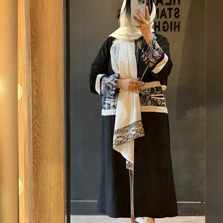 مانتو زنانه ، جنس بسیار لطیف پارچه  مانتو ،  دارای مغزی دوزی و قد بلند،  فری سایز ، مناسب سایز 40 تا 46