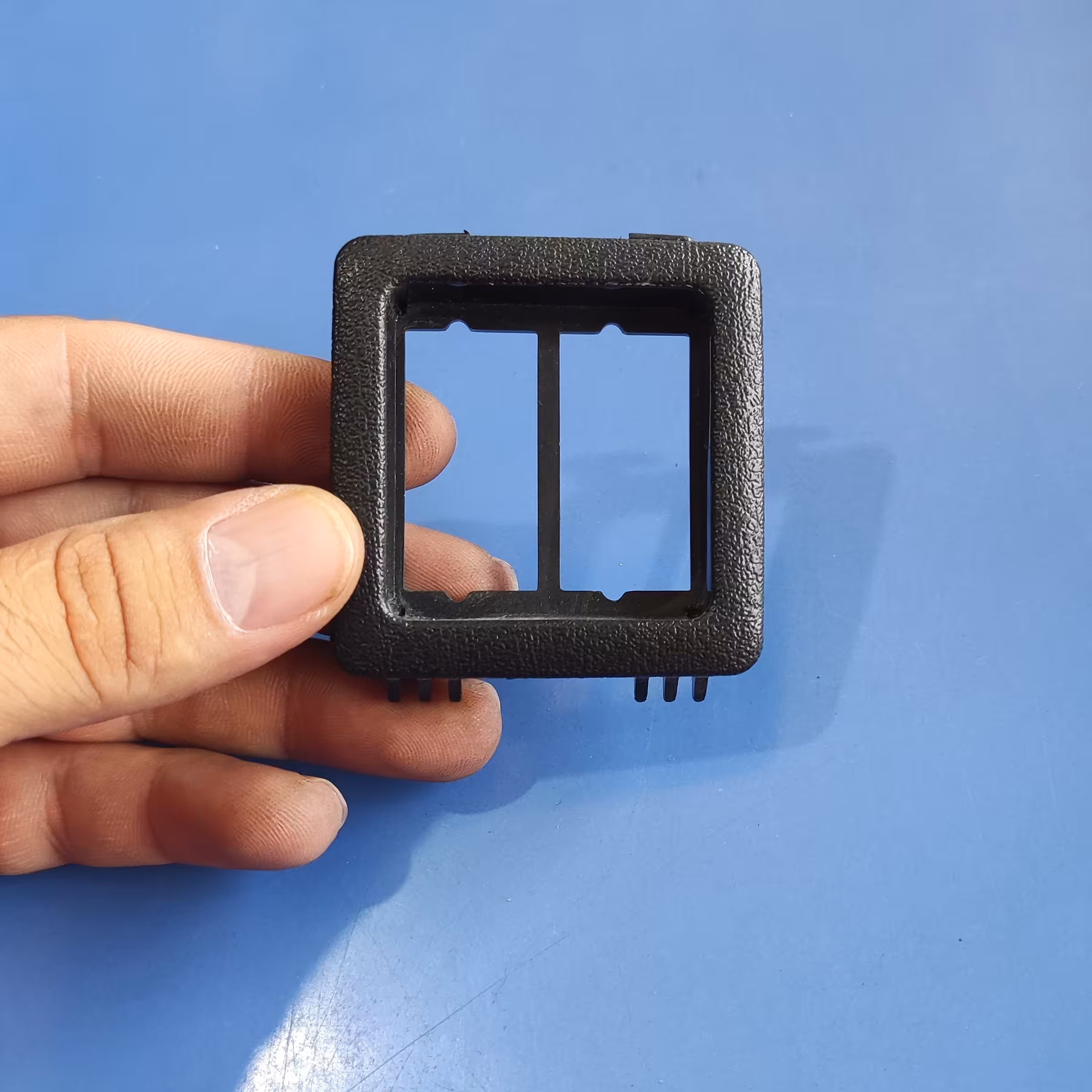 قاب کلید شیشه بالابر  شیشه های عقب بر روی کنسول پارس قدیم رنگ مشگی