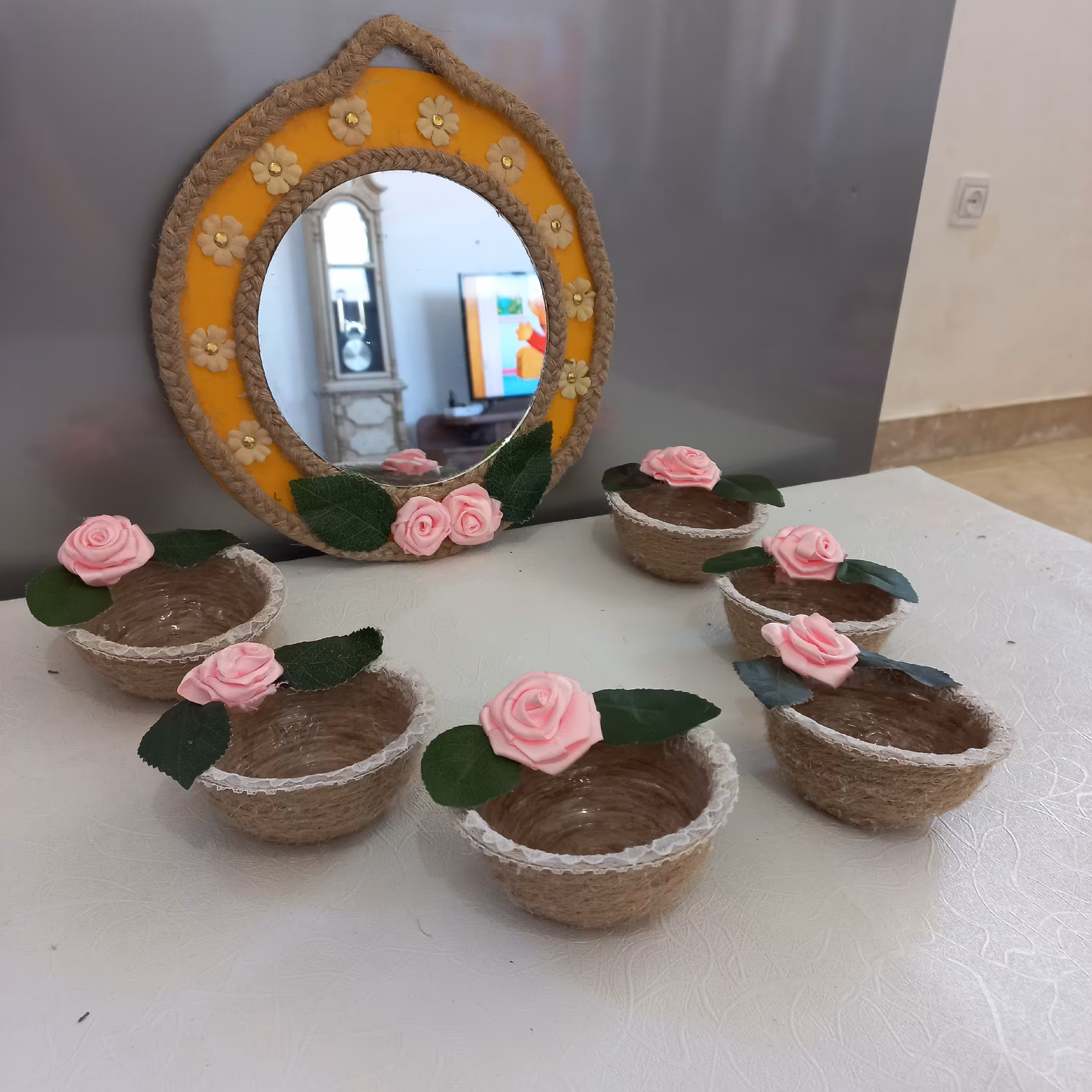 هفت سین کنفی شامل 6ظرف جای هفت سین ویک عدد ایینه.جنس هفت سین ها ازکنف س.مشتری هرمدل وباهرطرح ومدل که بخاد سفارش انجام می